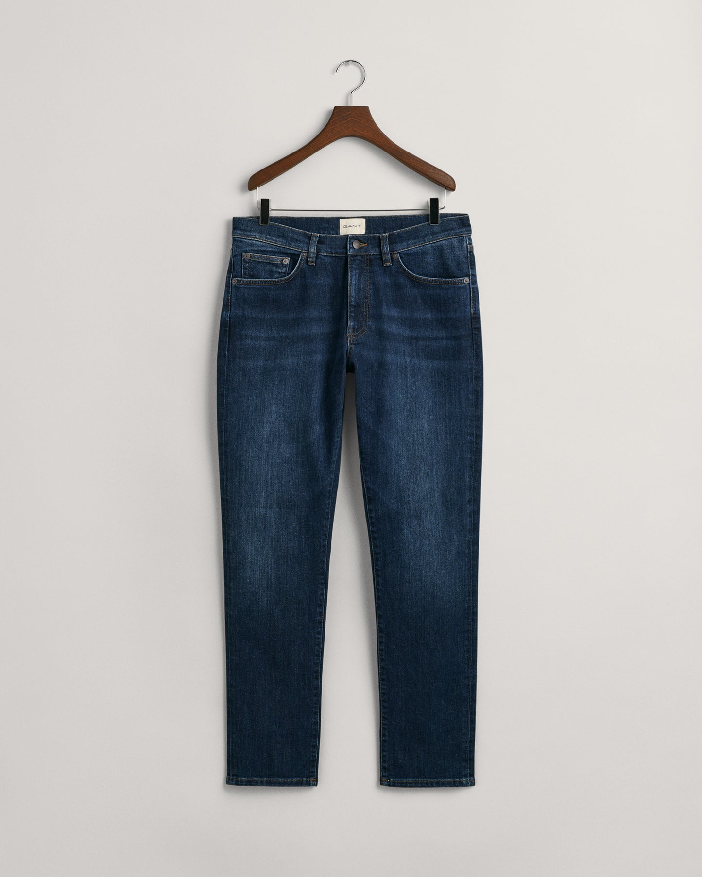 DARK BLUE WORN IN, SLIM GANT JEANS, FLAT-LAY BY GANT AU.