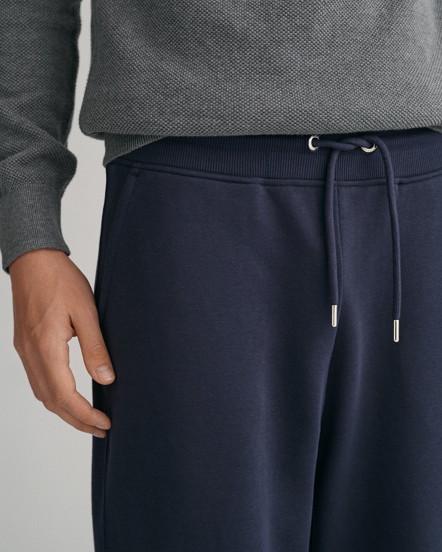 EVENING BLUE, REG SHIELD SWEATPANTS, CLOSE-UP BY GANT AU.