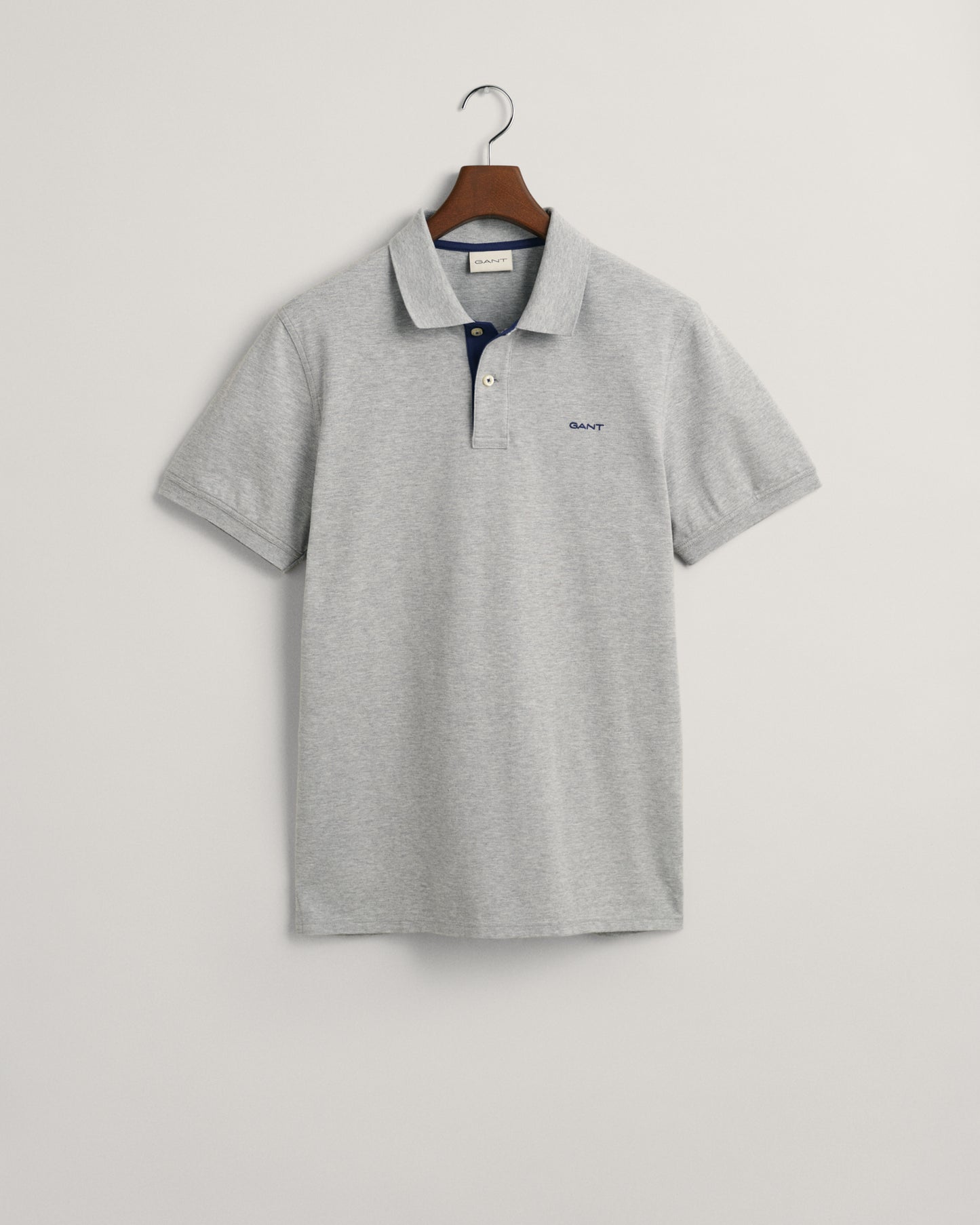 GREY MELANGE, REG CONTRAST PIQUE SS POLO, FLAT-LAY BY GANT AU.