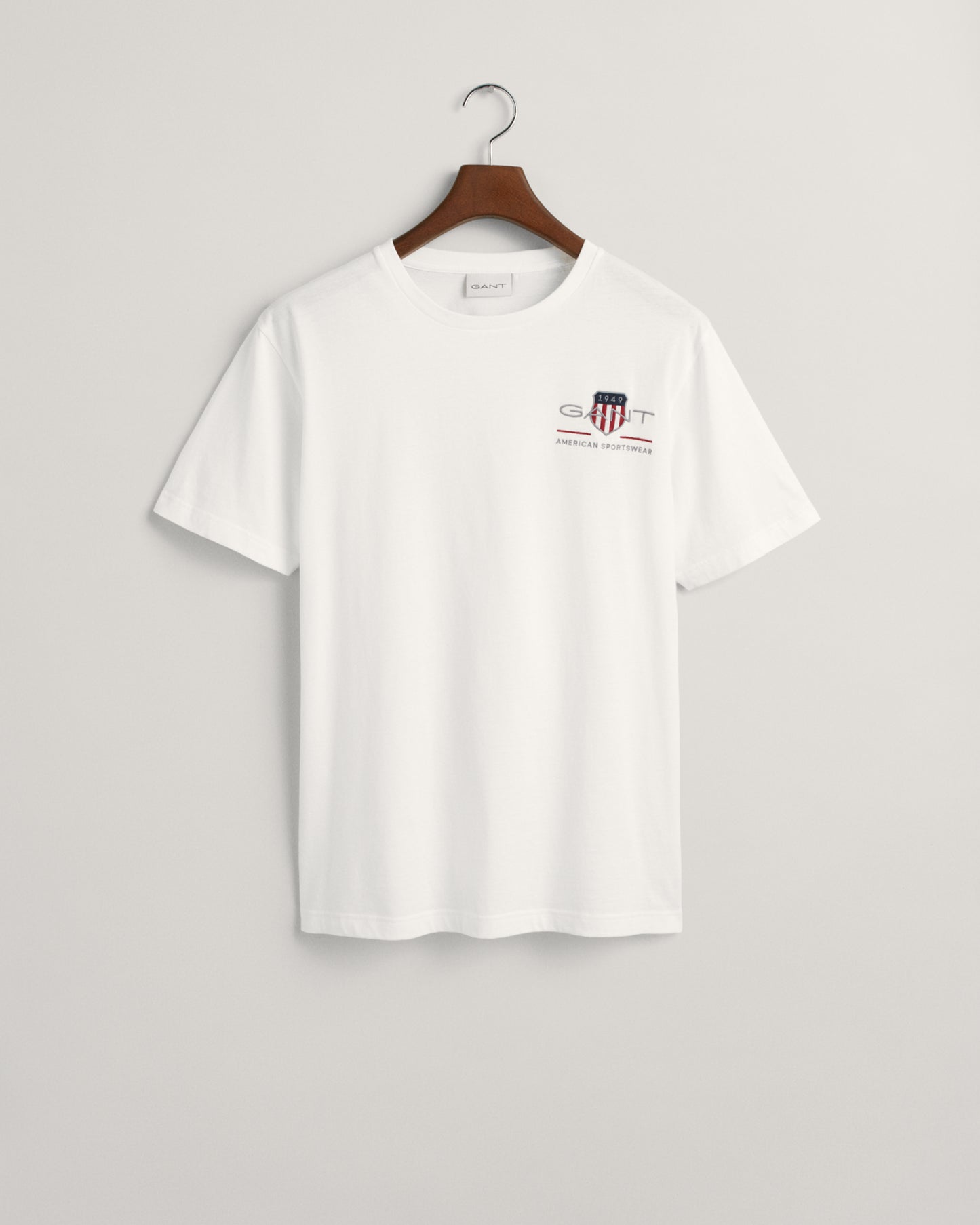 WHITE, REG ARCHIVE SHIELD EMB SS T-SHIRT, FLAT-LAY BY GANT AU.