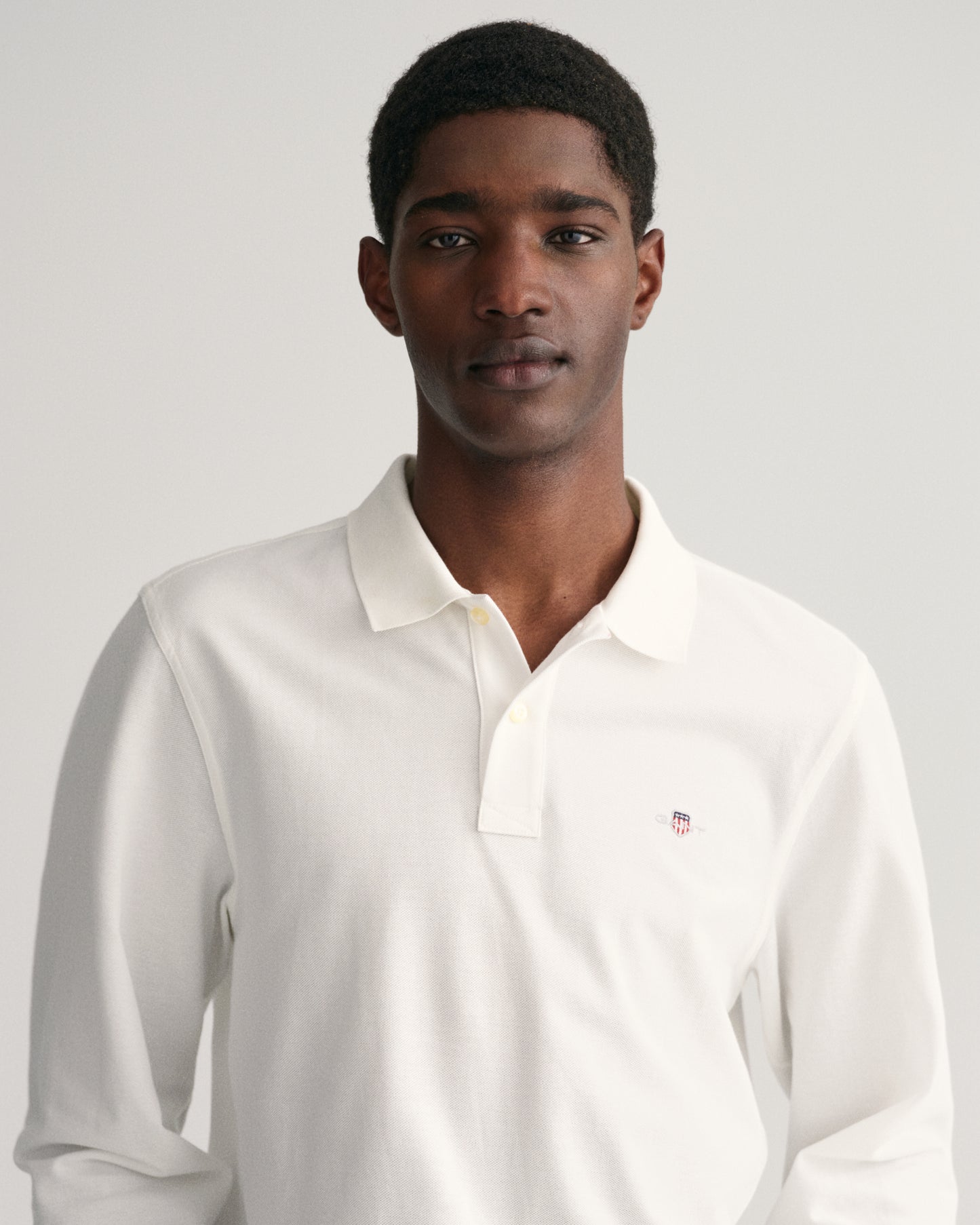 WHITE, REG SHIELD LS PIQUE POLO, CLOSE-UP BY GANT AU.