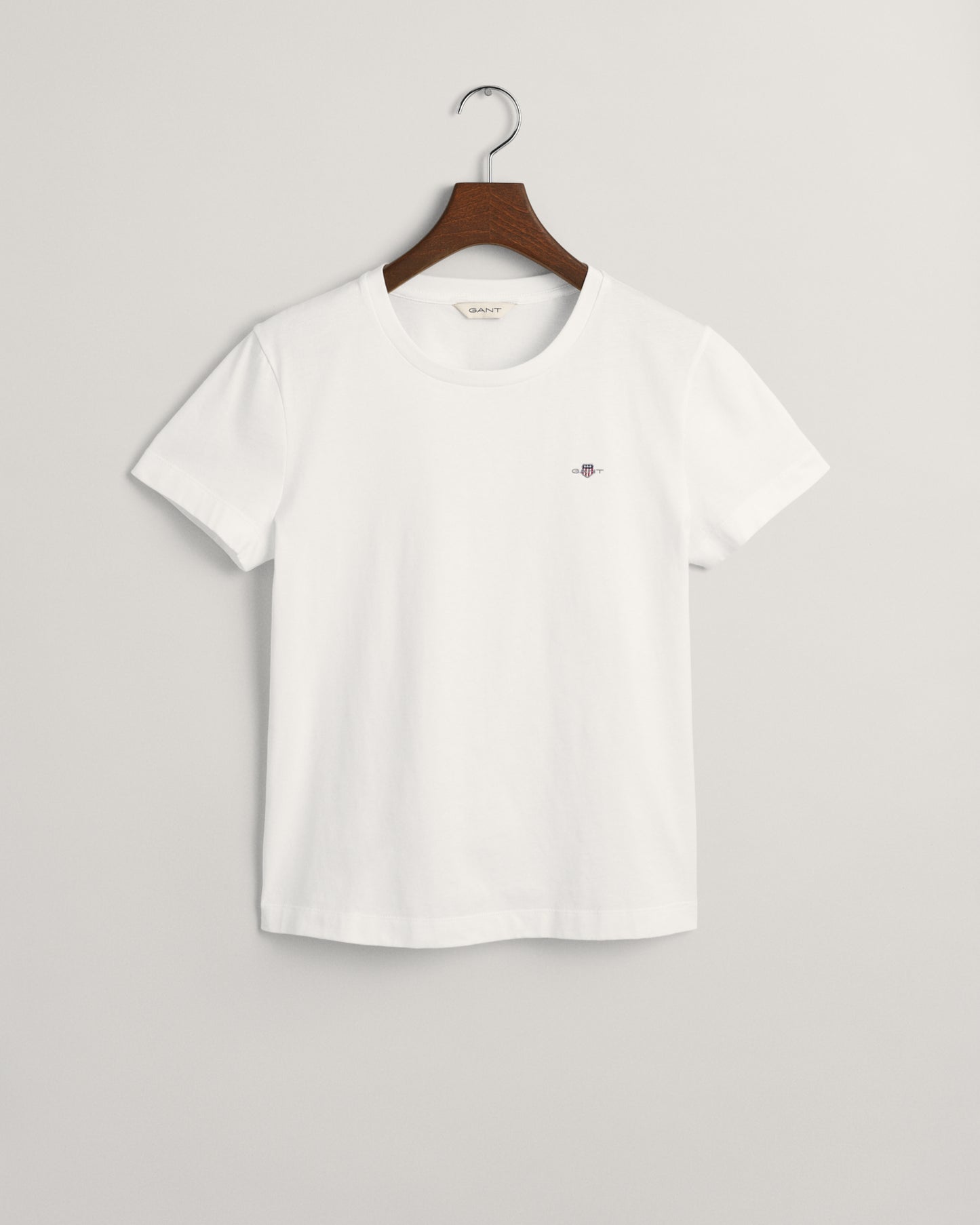 WHITE, REG SHIELD SS T-SHIRT, FLAT-LAY BY GANT AU.