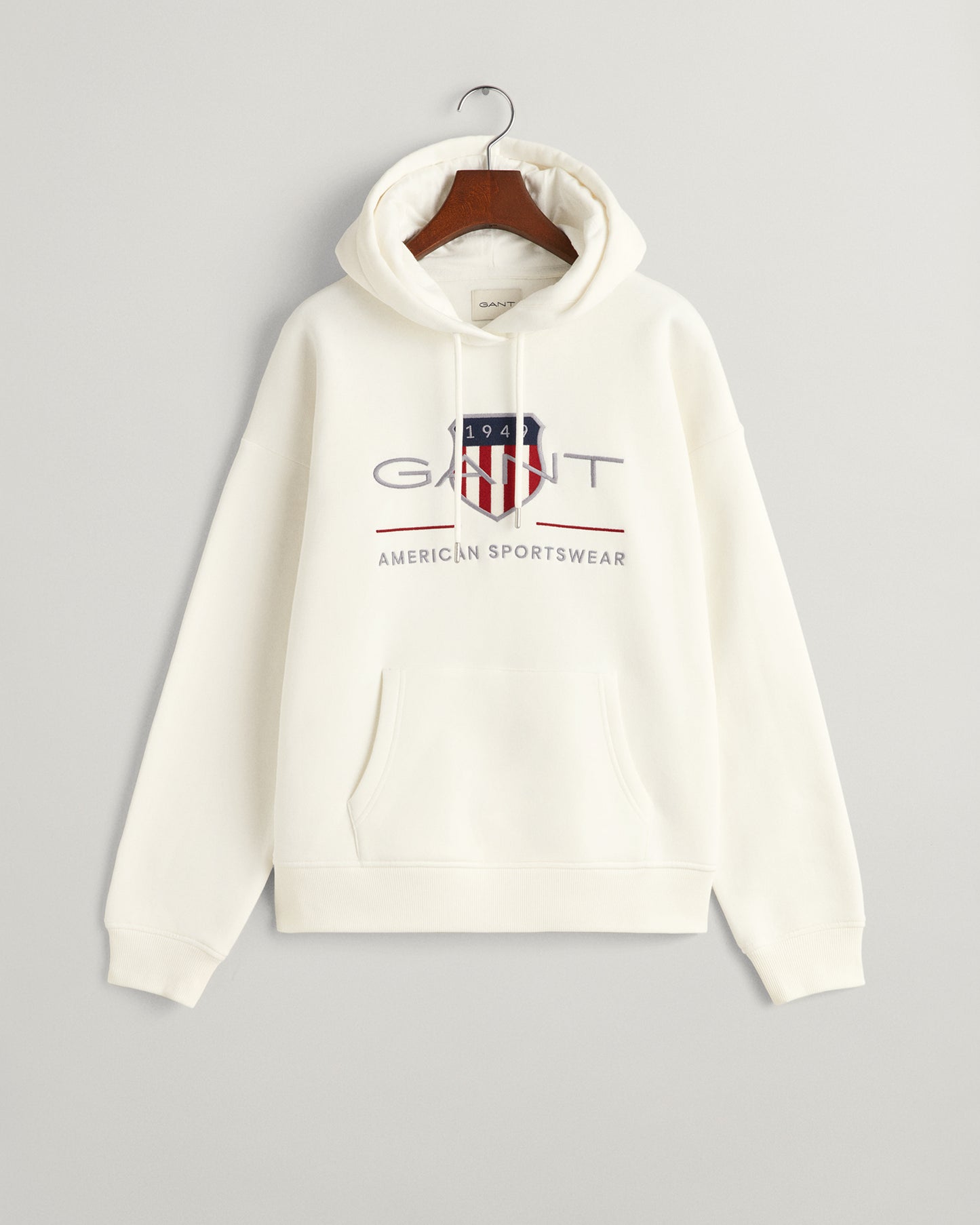 EGGSHELL, REL ARCHIVE SHIELD HOODIE, FRONT-VIEW BY GANT AU.