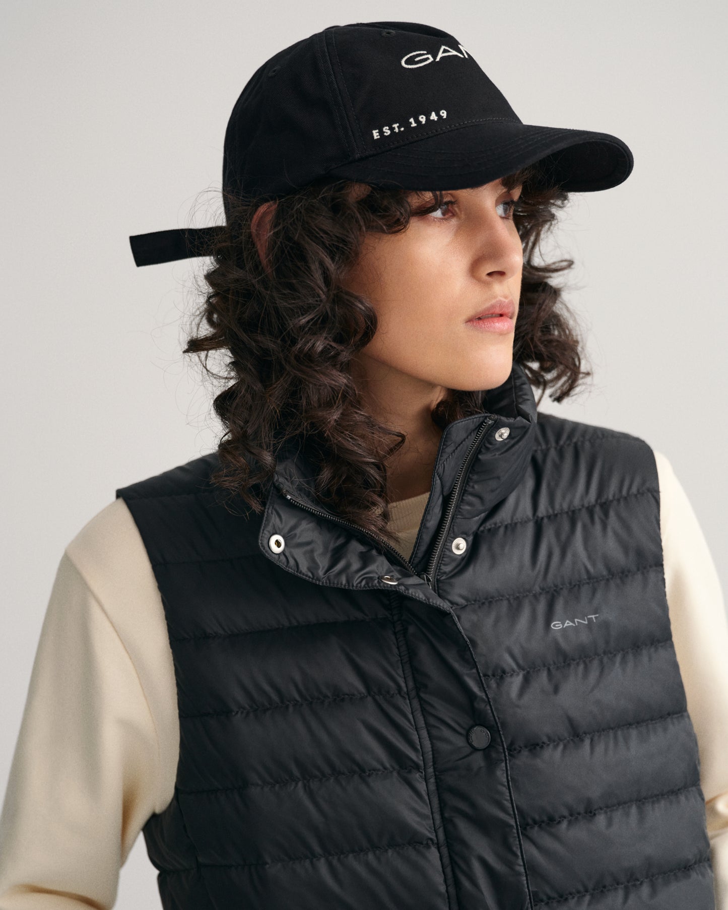 BLACK, LIGHT DOWN VEST, CLOSE-UP BY GANT AU.