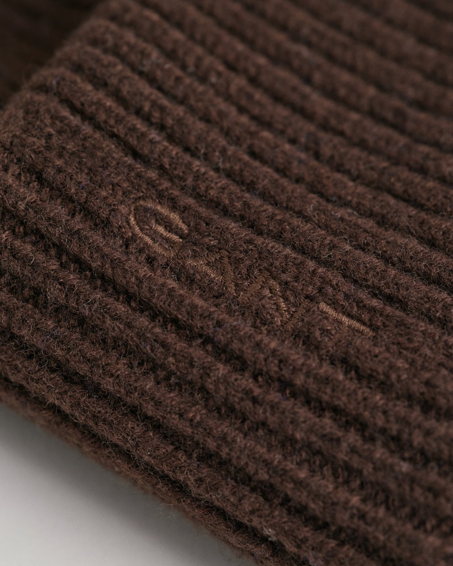 RICH BROWN, WOOL RIBBED BEANIE, CLOSE-UP BY GANT AU.
