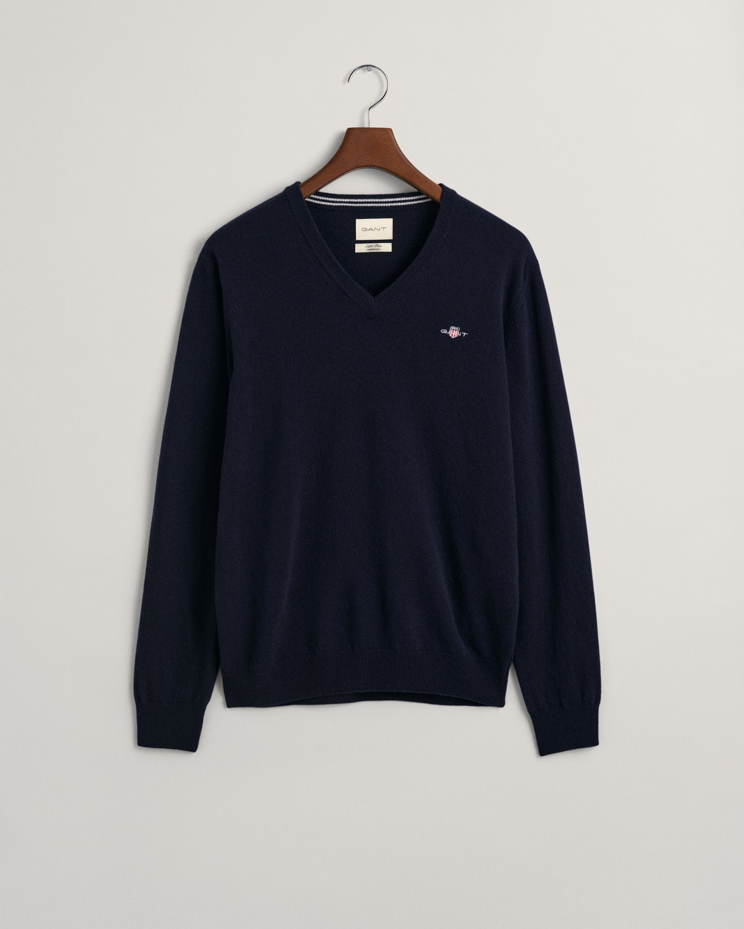 MARINE, SUPERFINE LAMBSWOOL V-NECK, FLAT-LAY BY GANT AU.