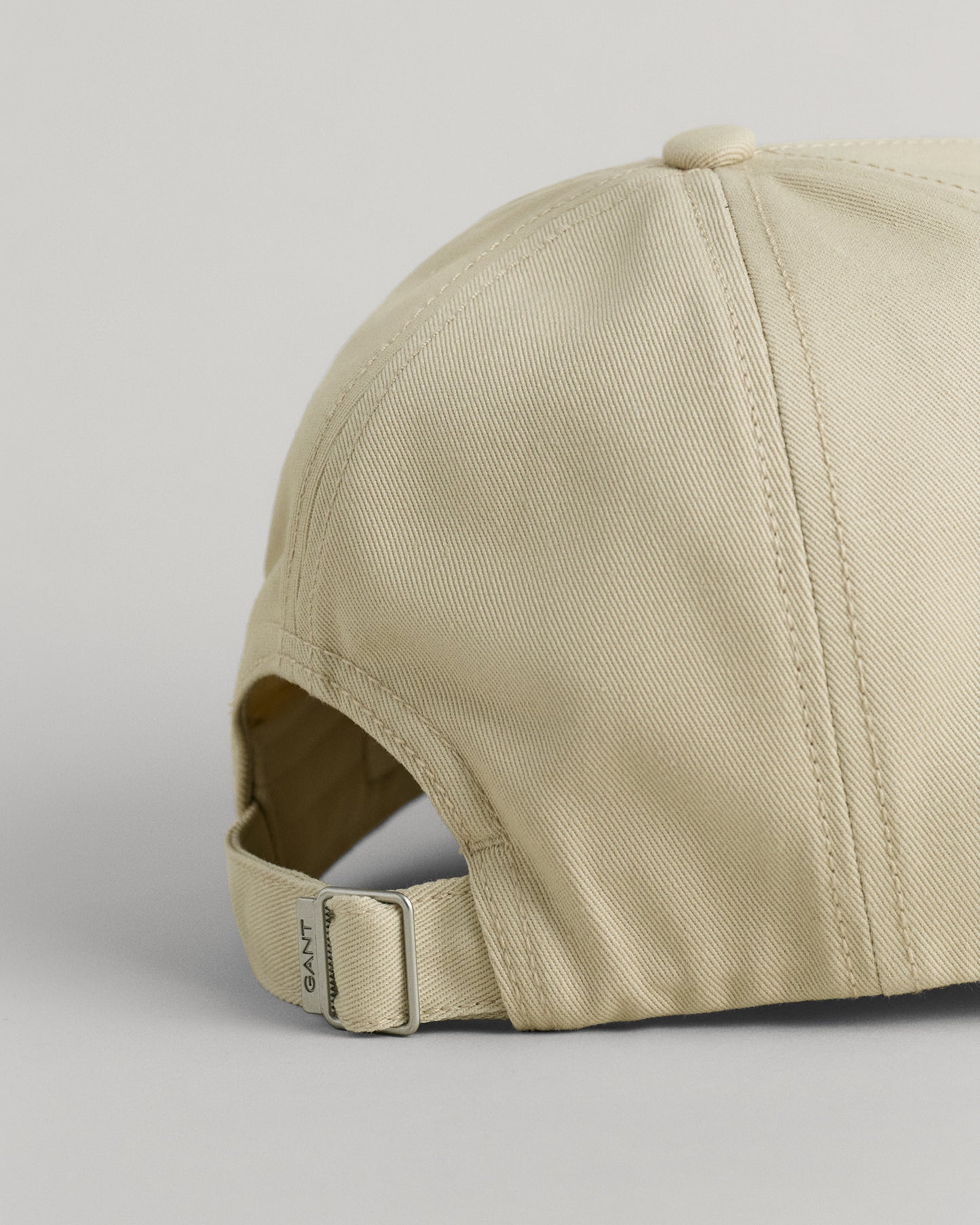 PUTTY, UNISEX. SHIELD HIGH CAP, CLOSE-UP BY GANT AU.
