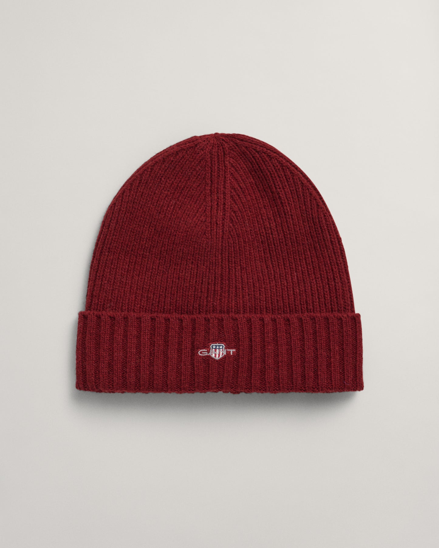 PLUMPED RED, UNISEX. SHIELD WOOL BEANIE, FRONT-VIEW BY GANT AU.