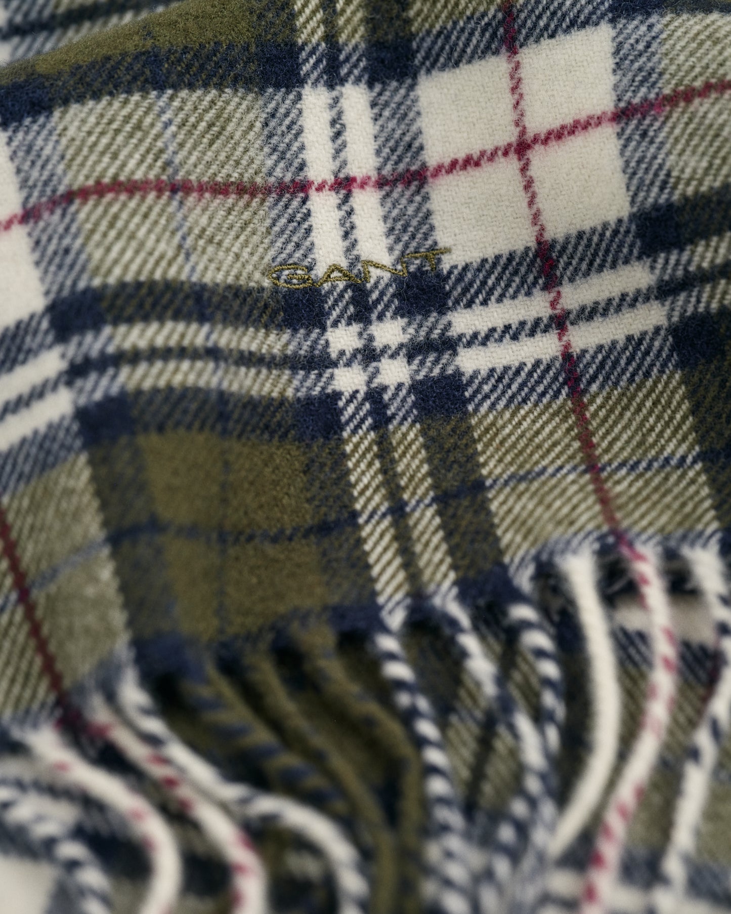 DARK CACTUS, MULTI CHECK SCARF, FLAT-LAY BY GANT AU.