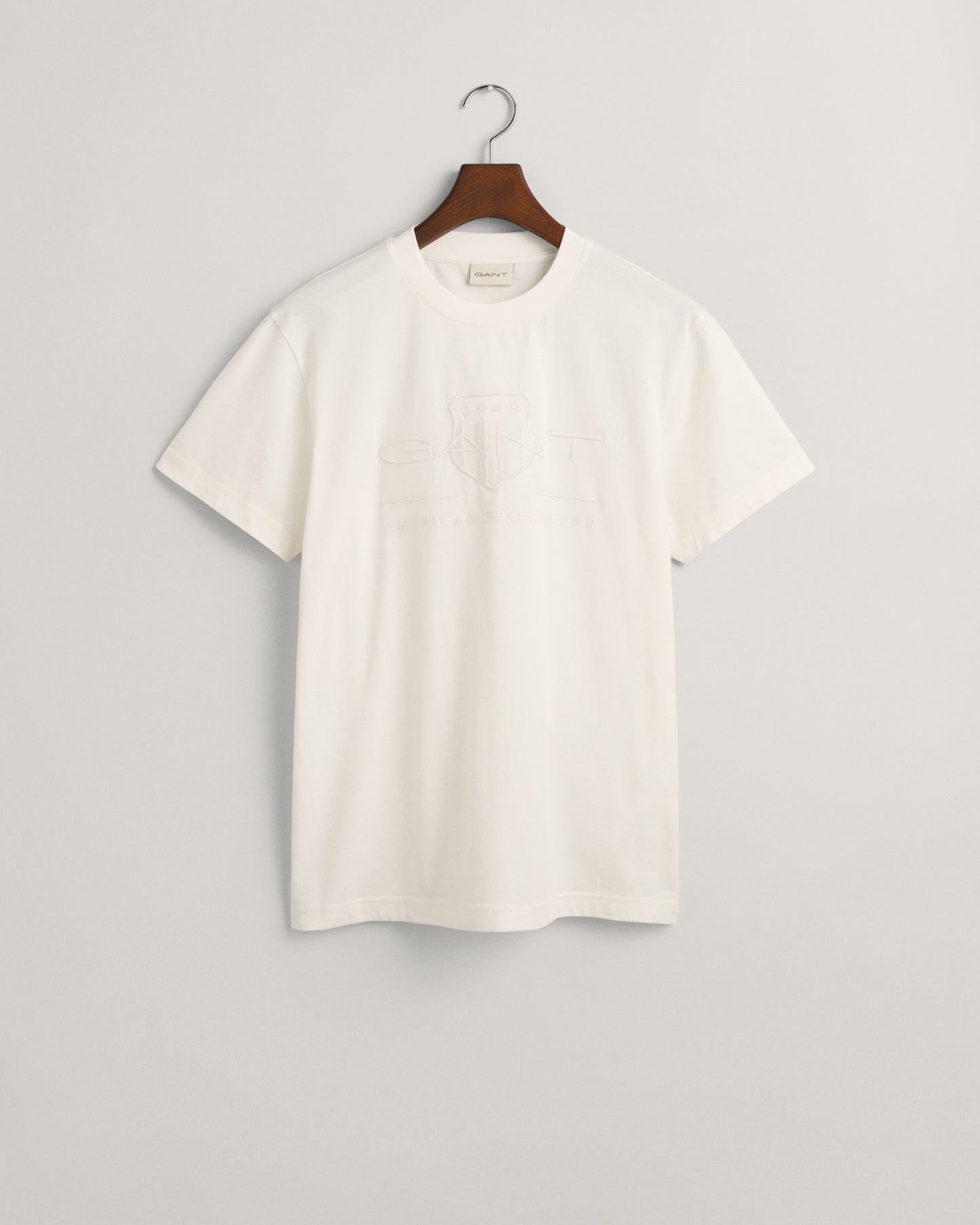 EGGSHELL, REG TONAL SHIELD SS T-SHIRT, FLAT-LAY BY GANT AU.