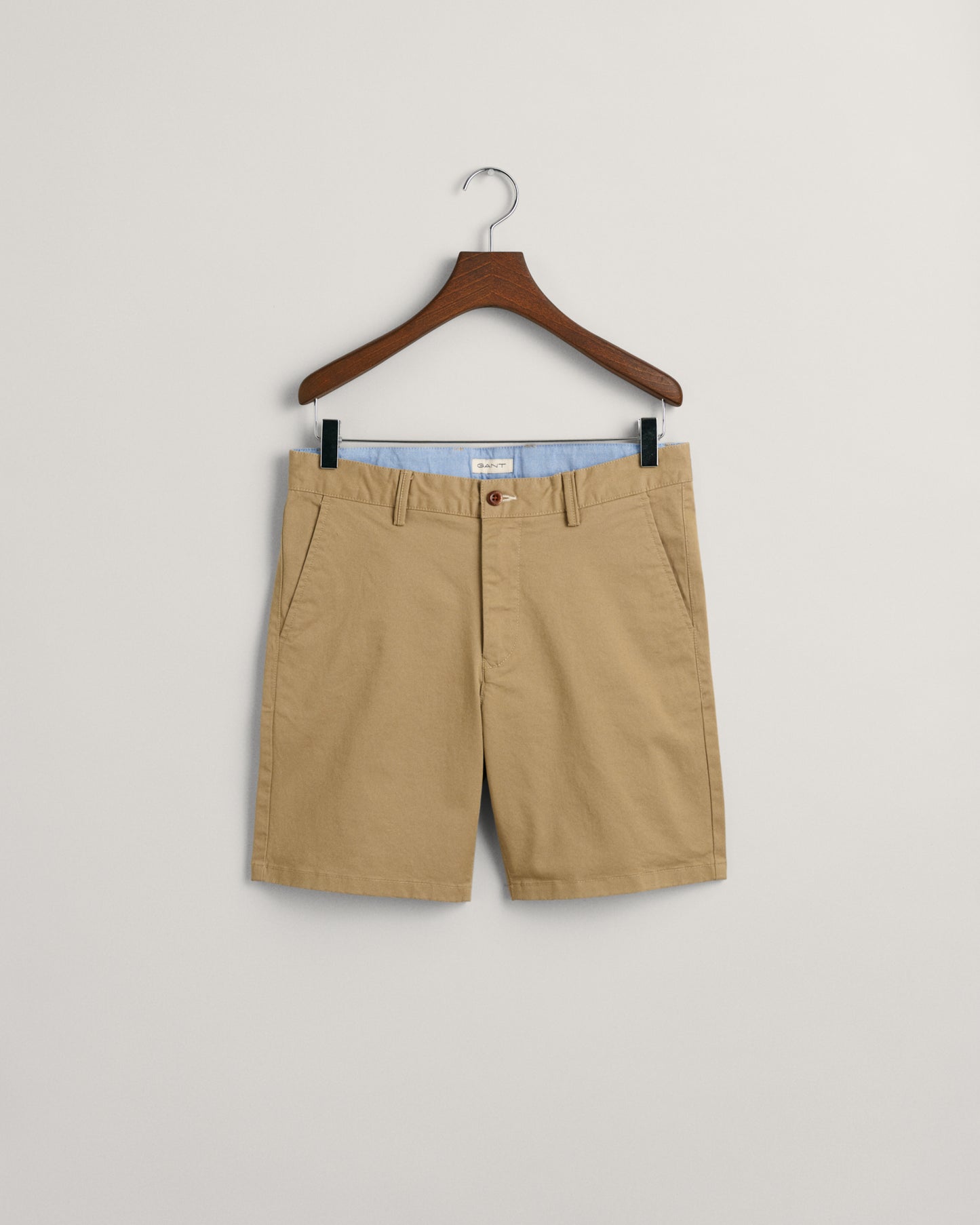 DARK KHAKI, CHINO SHORTS, FLAT-LAY BY GANT AU.