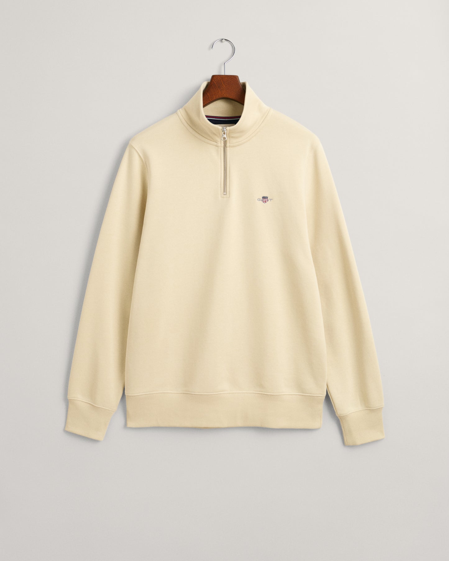 SILKY BEIGE, REG SHIELD HALF ZIP SWEAT, FLAT-LAY BY GANT AU.