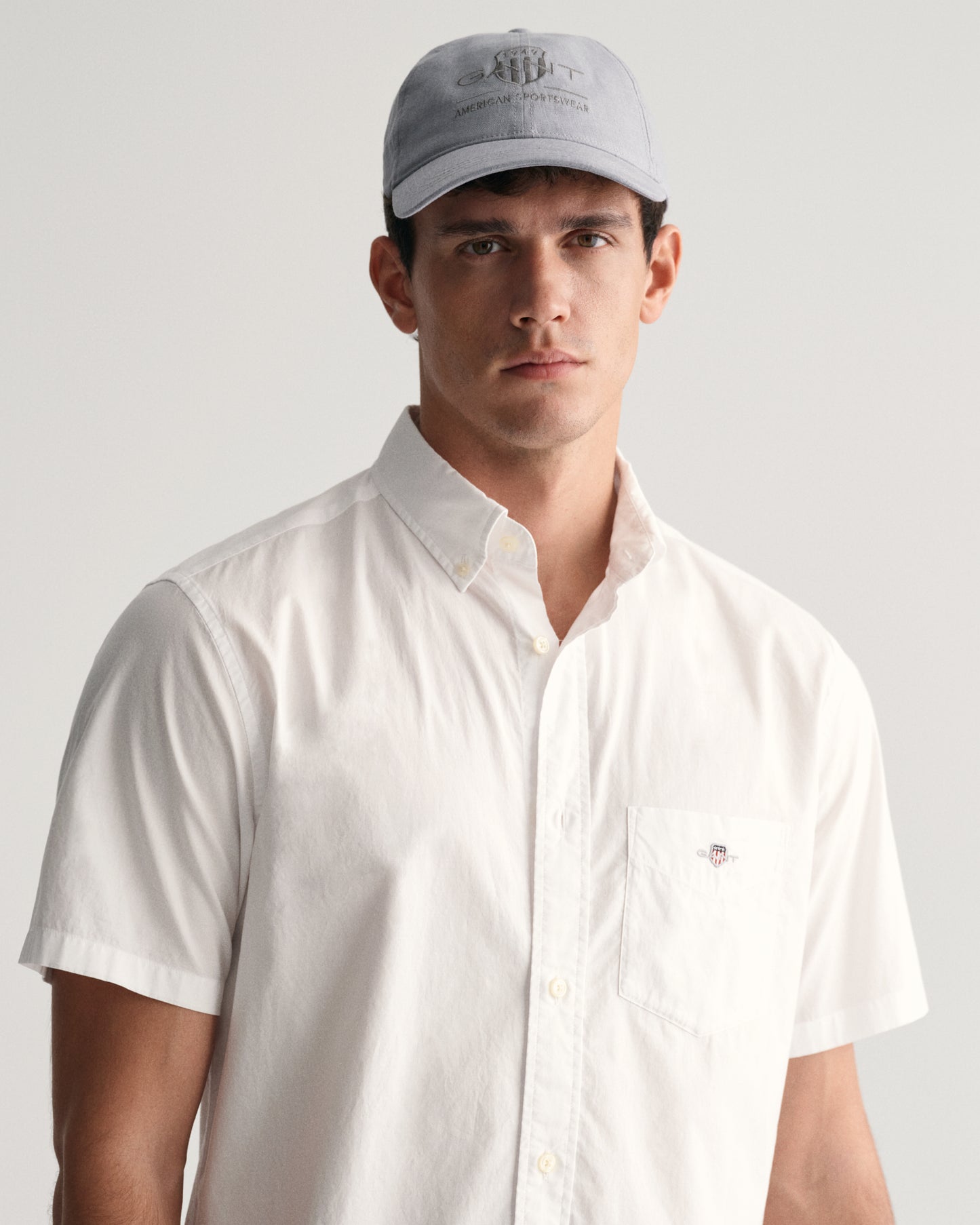 MODEL WEARING REG CLASSIC POPLIN SS SHIRT