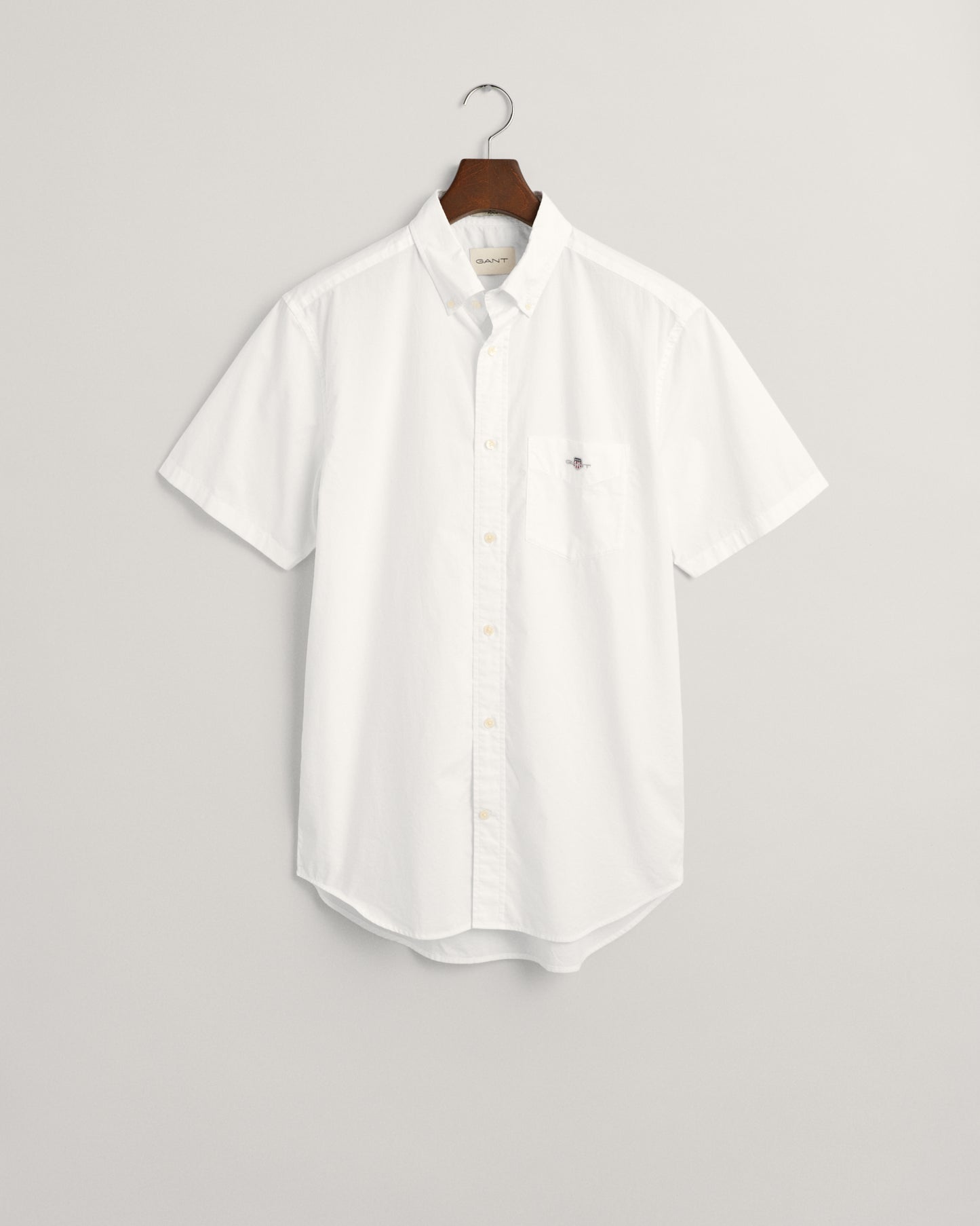 WHITE, REG CLASSIC POPLIN SS SHIRT, FLAT-LAY BY GANT AU.