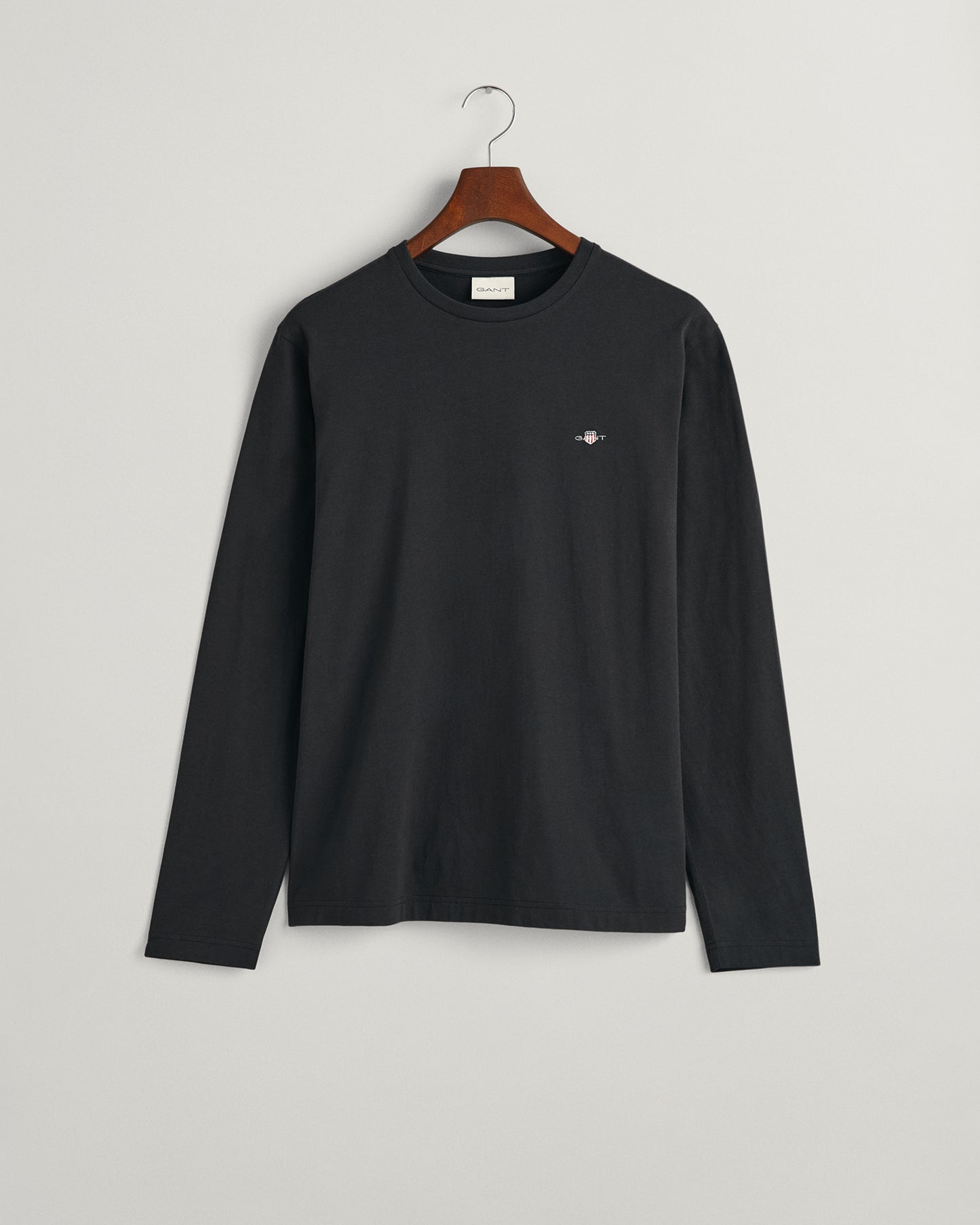 BLACK, REG SHIELD LS T-SHIRT, FLAT-LAY BY GANT AU.