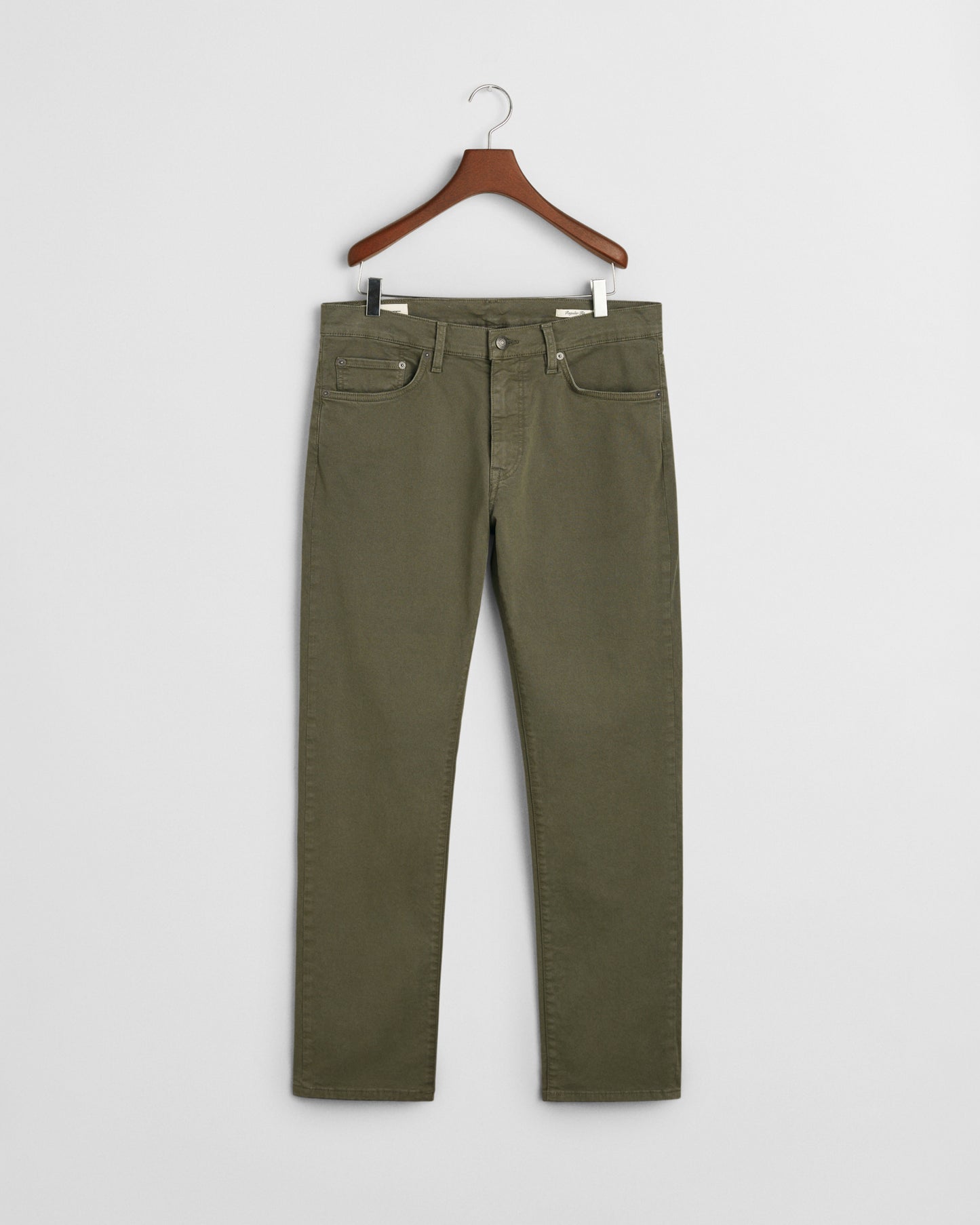 DARK EARTHY GREEN, REGULAR DESERT JEANS, FLAT-LAY BY GANT AU.