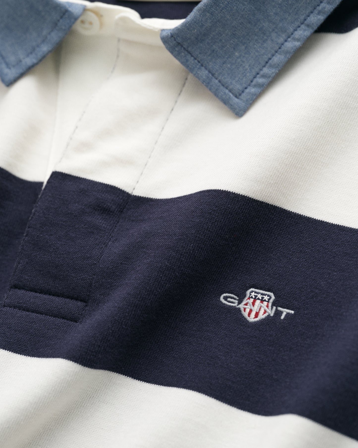 EGGSHELL, REG CHAMBRAY STRIPE HEAVY RUGGER, FLAT-LAY BY GANT AU.