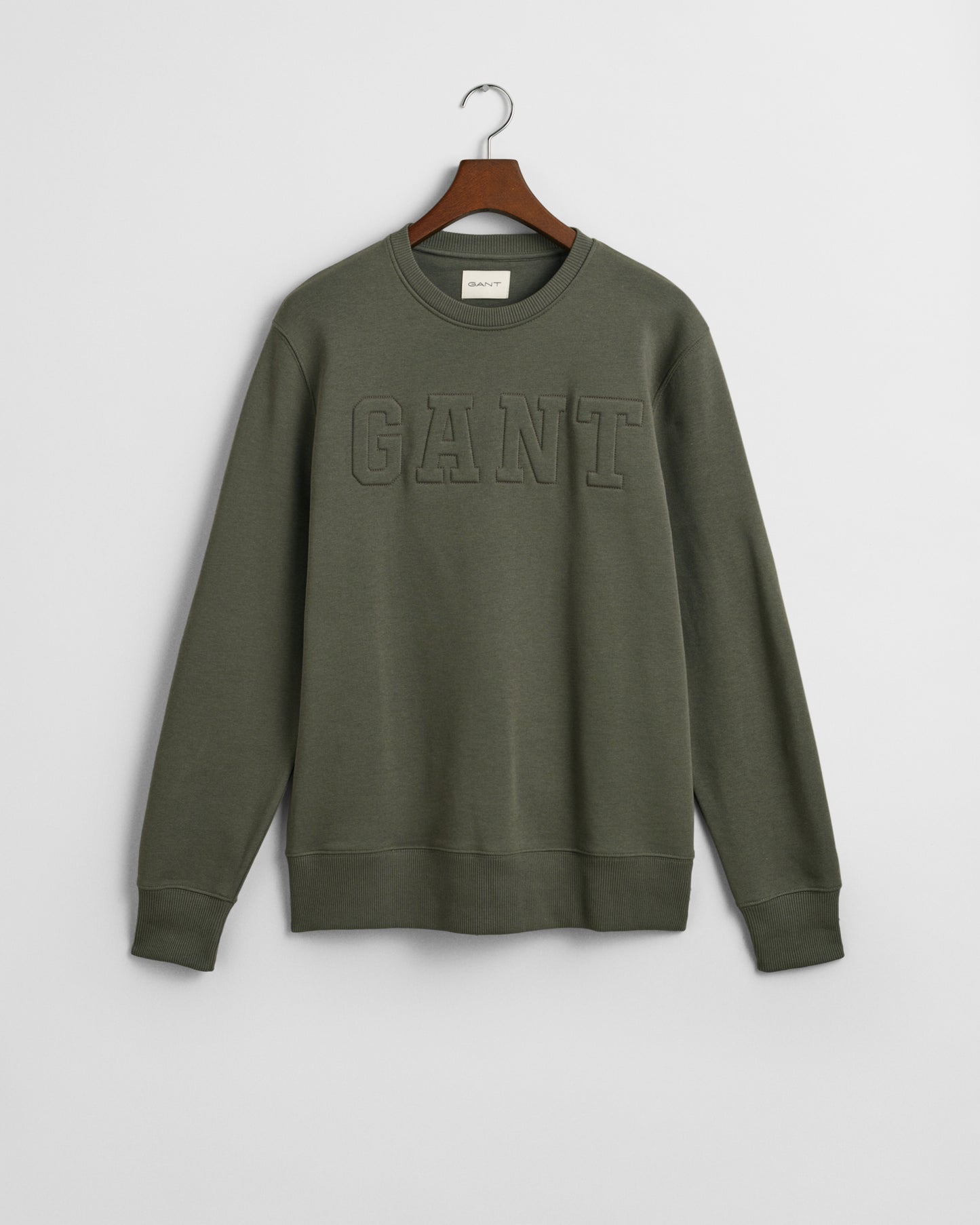 DARK EARTHY GREEN, EMBOSSED C-NECK SWEAT, FLAT-LAY BY GANT AU.