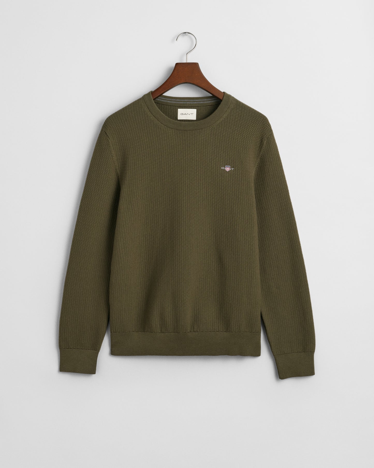 JUNIPER GREEN, COTTON MICRO TEXTURED C-NECK, FLAT-LAY BY GANT AU.