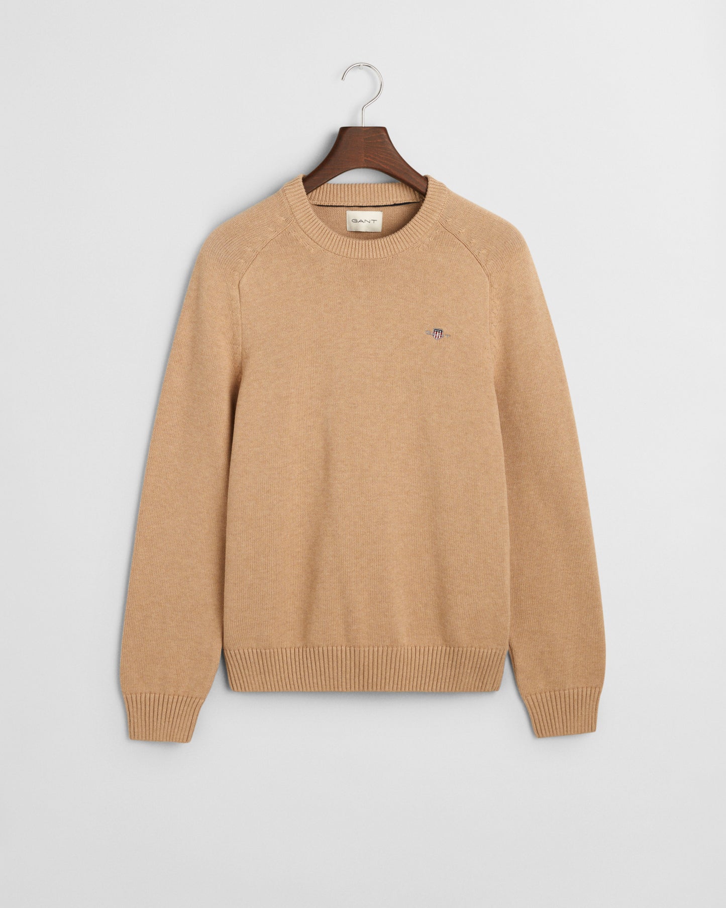 KHAKI MELANGE, CASUAL COTTON SADDLE C-NECK, FLAT-LAY BY GANT AU.