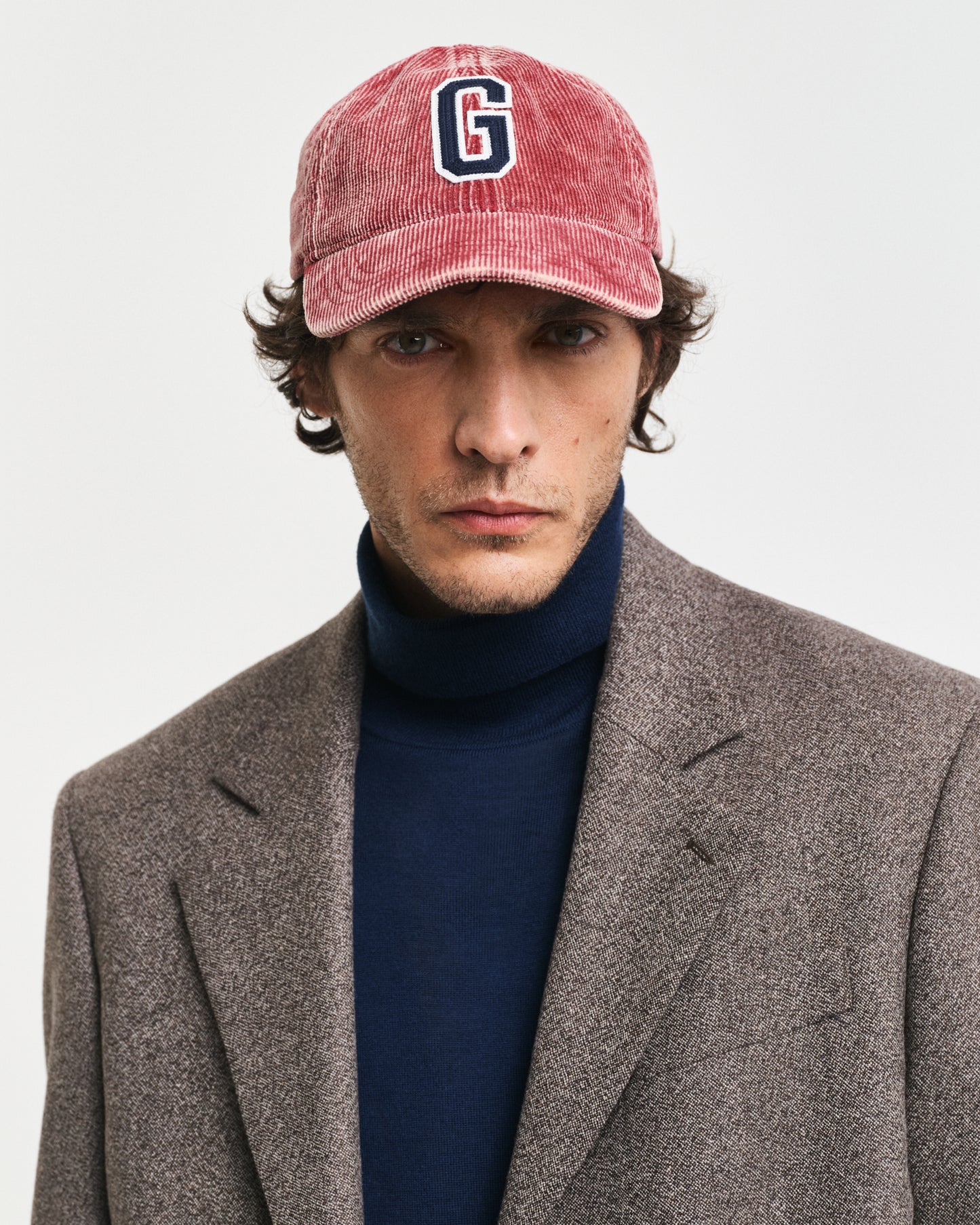 PLUMPED RED, G BADGE WASHED CORD CAP BY GANT AU.