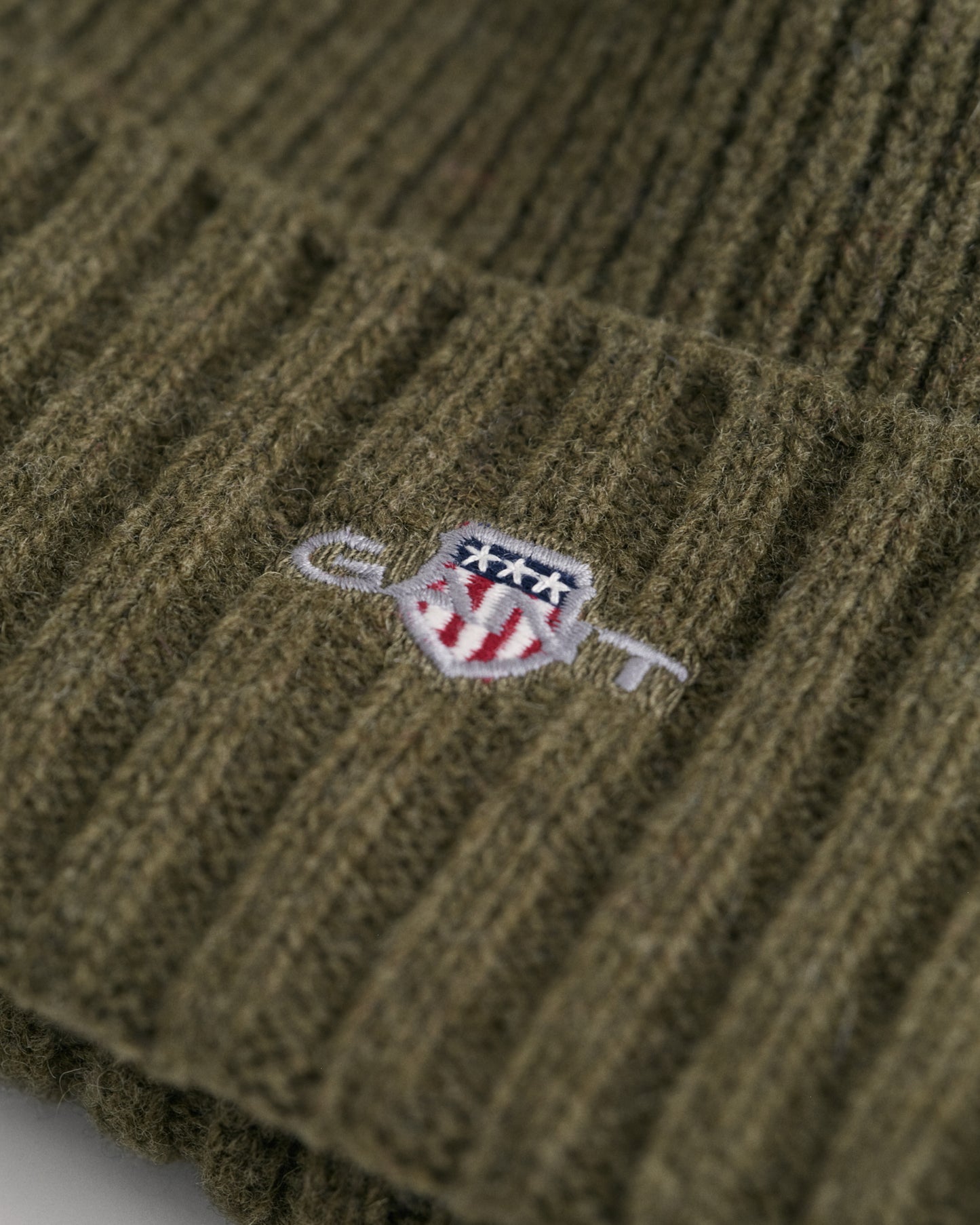 JUNIPER GREEN, UNISEX. SHIELD WOOL BEANIE, CLOSE-UP BY GANT AU.