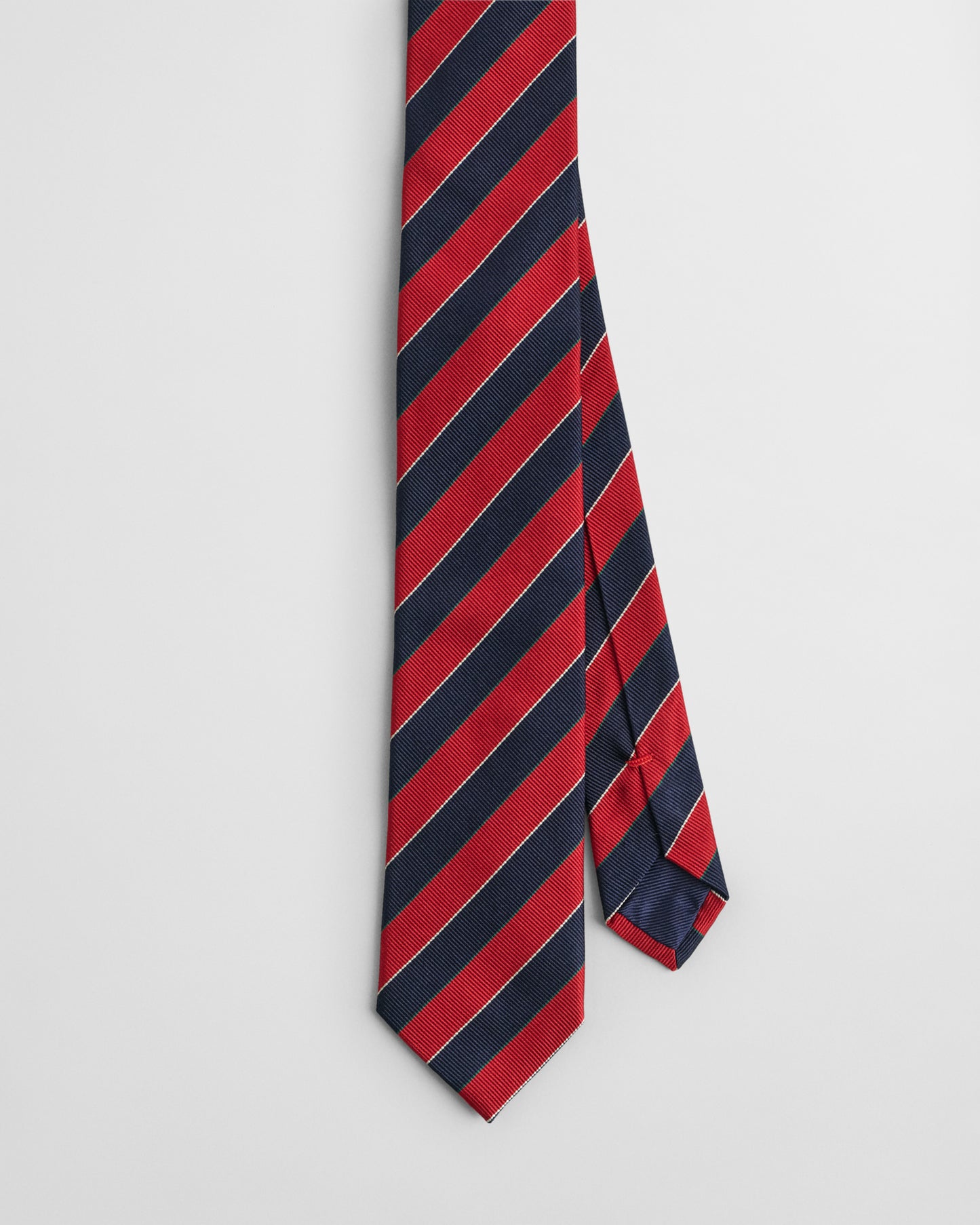 RUBY RED, STRIPED SILK TIE, CLOSE-UP BY GANT AU.