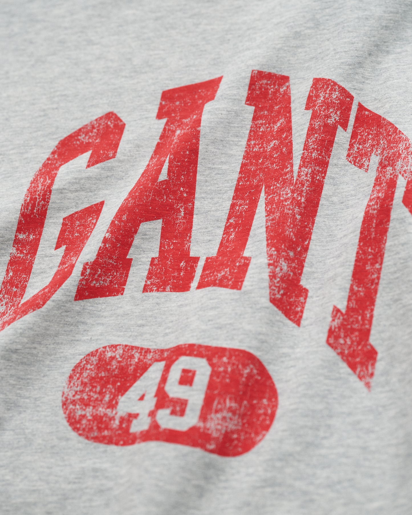 LIGHT GREY MELANGE, GANT 49 ARCH RELAXED T-SHIRT, CLOSE-UP BY GANT AU.