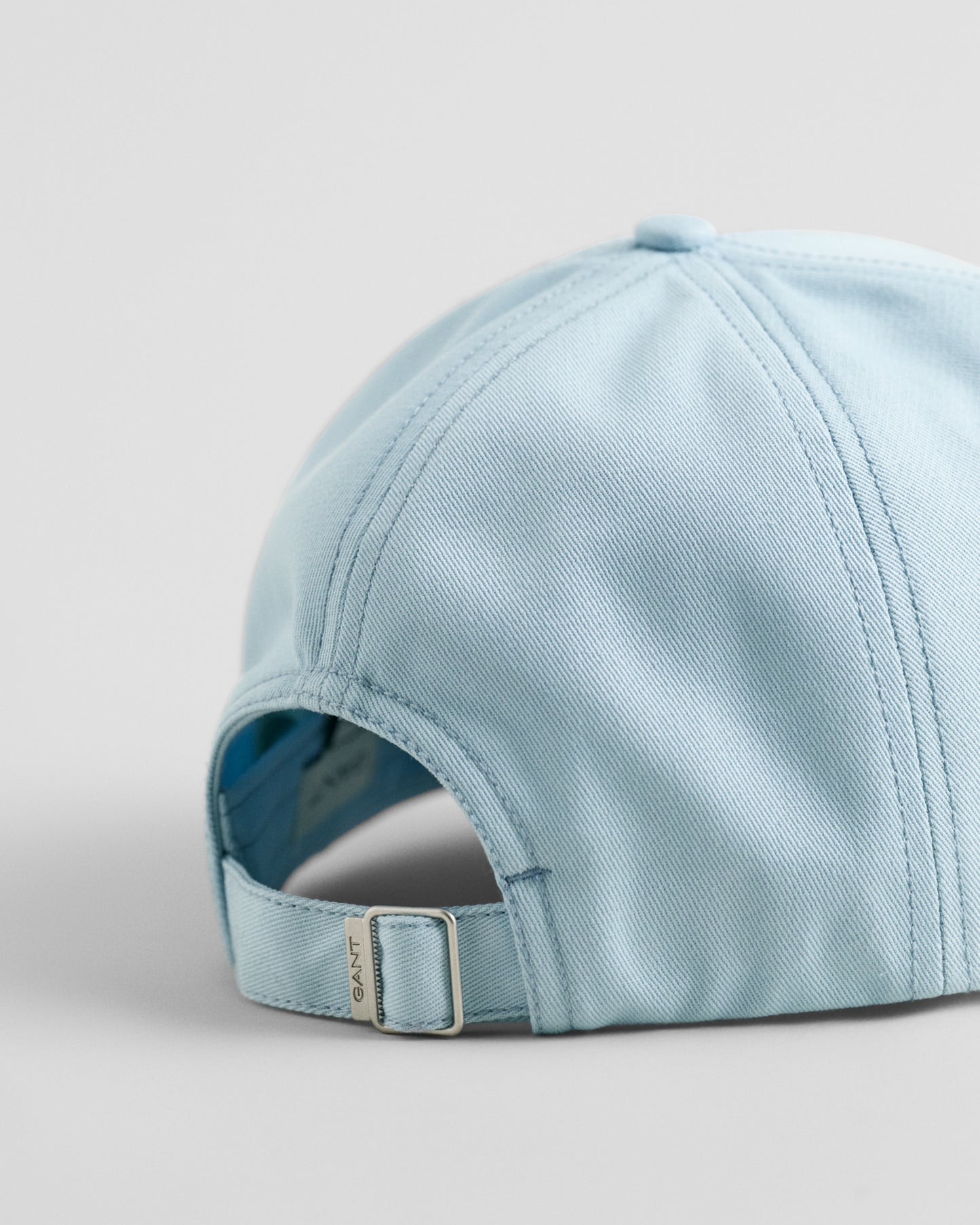 CALMING BLUE, SHIELD COTTON TWILL CAP, CLOSE-UP BY GANT AU.