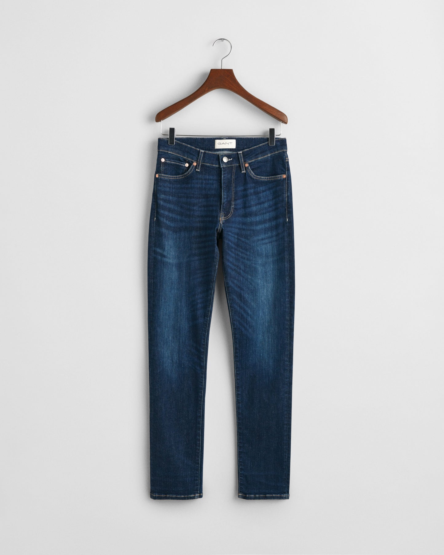 DARK BLUE WORN IN, EXTRA SLIM ACTIVE RECOVER JEANS, FRONT-VIEW BY GANT AU.