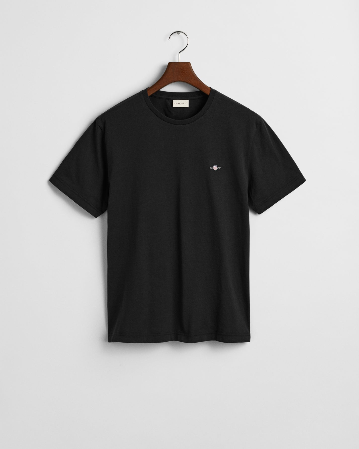 BLACK, REG SHIELD SS T-SHIRT, FLAT-LAY BY GANT AU.
