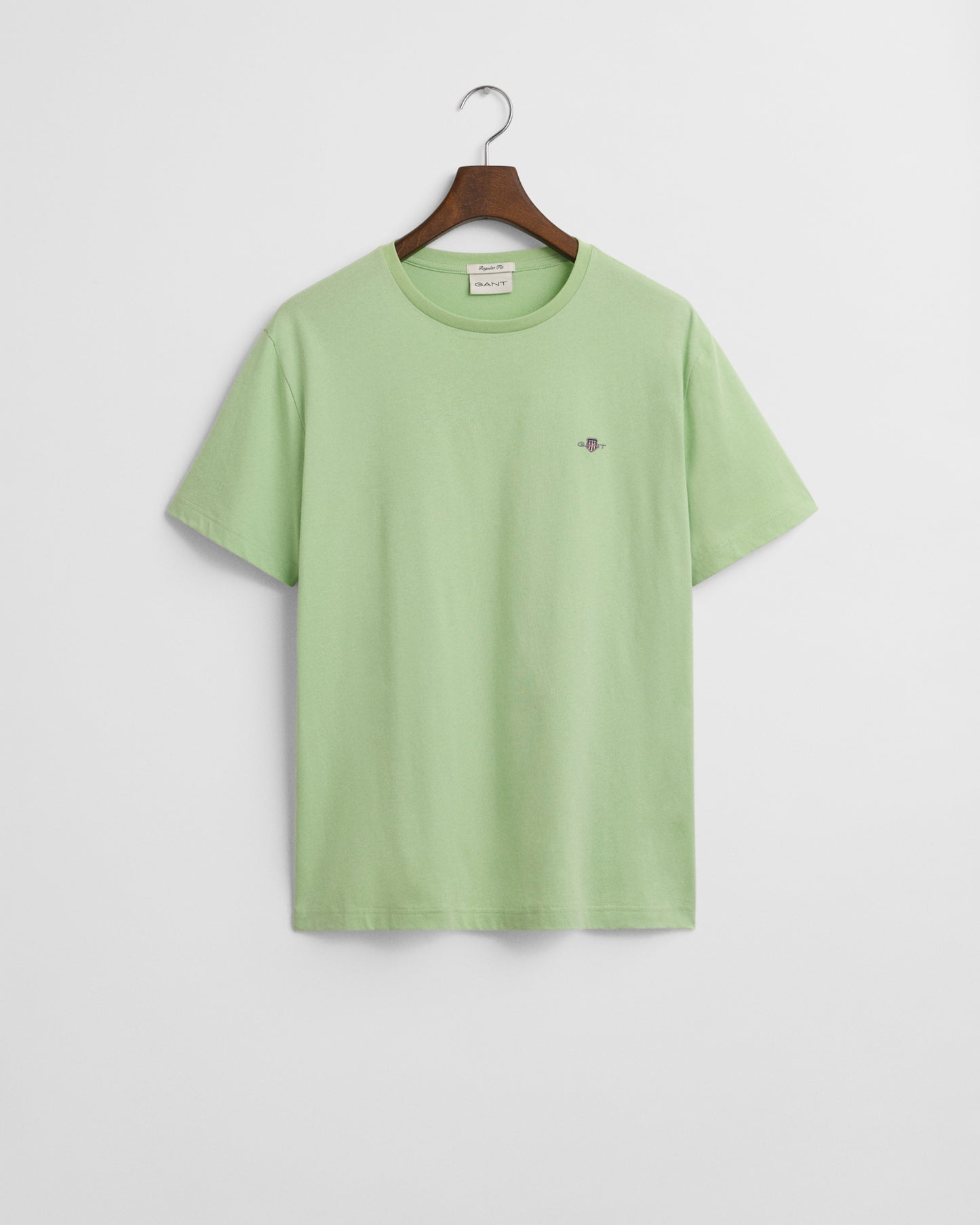 APPLE GREEN, REG SHIELD SS T-SHIRT, FLAT-LAY BY GANT AU.