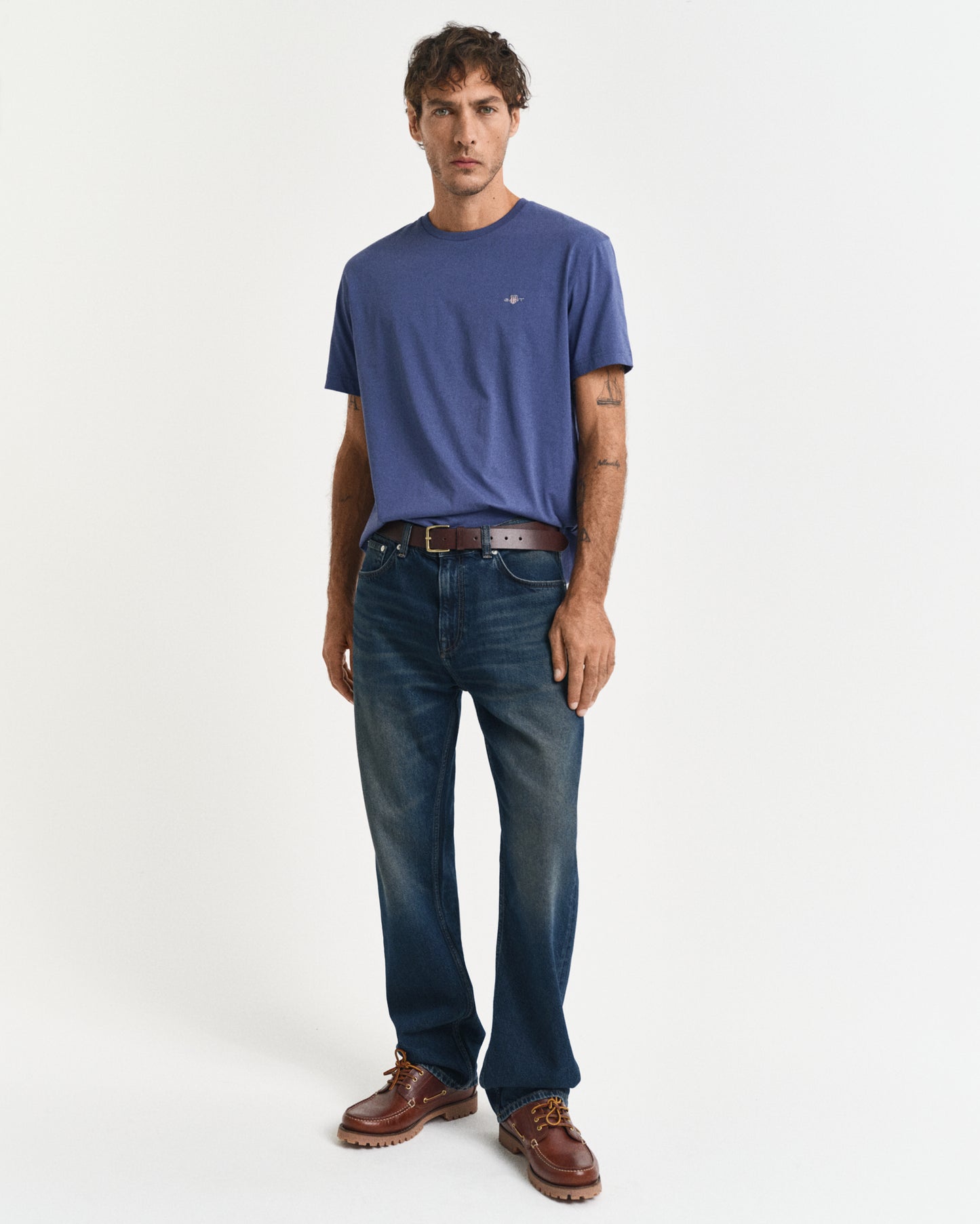 DUSTY NAVY, REG SHIELD SS T-SHIRT BY GANT AU.