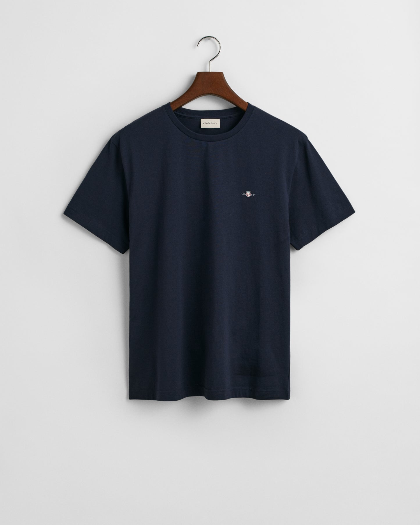 EVENING BLUE, REG SHIELD SS T-SHIRT, FLAT-LAY BY GANT AU.