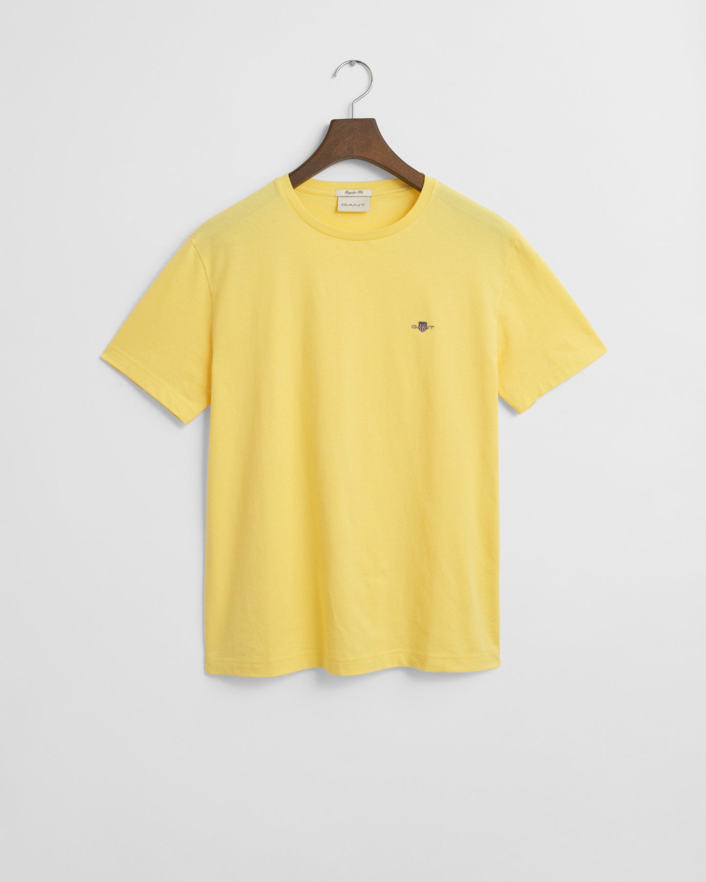 BANANA YELLOW, REG SHIELD SS T-SHIRT, FLAT-LAY BY GANT AU.