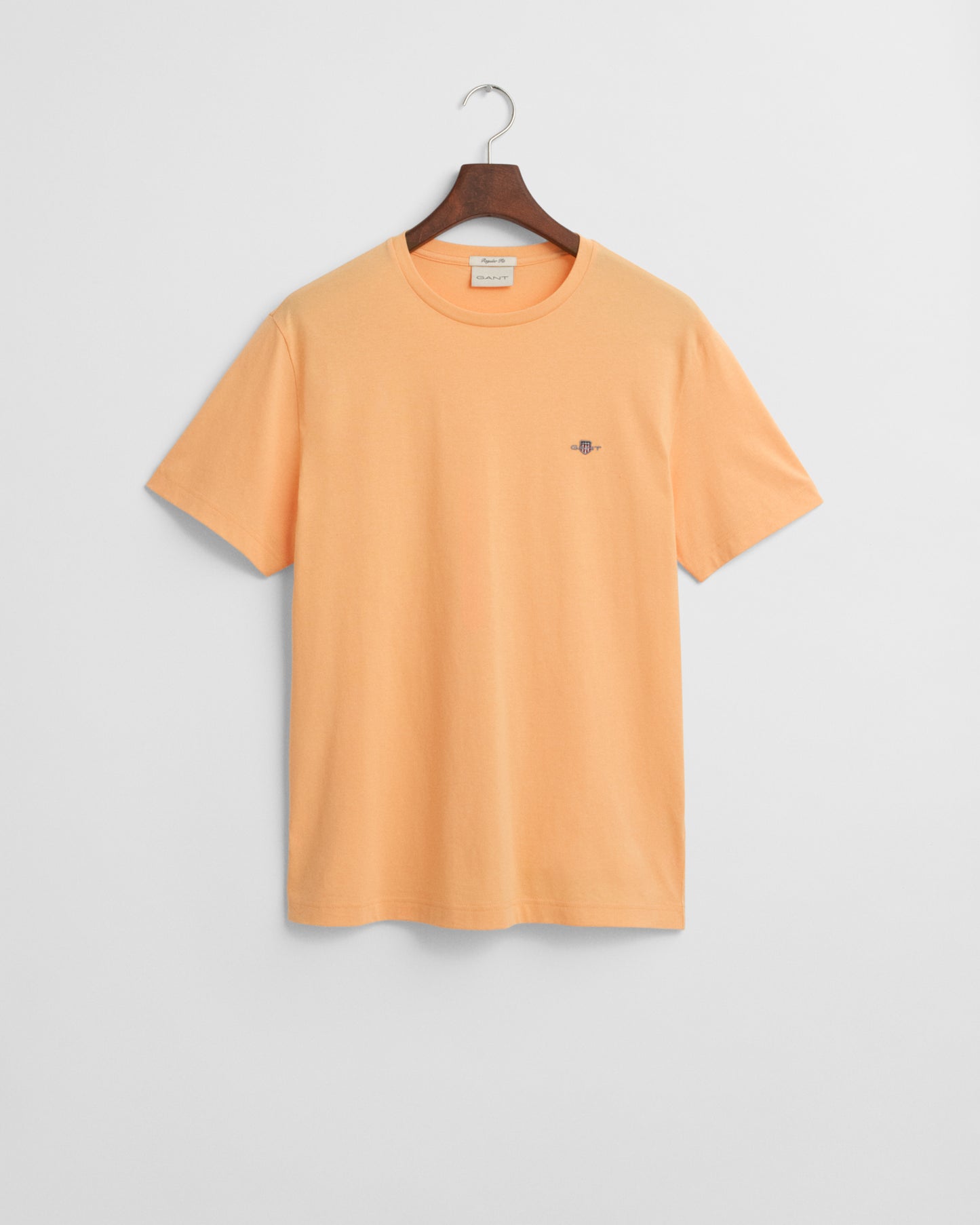 PEACHY ORANGE, REG SHIELD SS T-SHIRT, FLAT-LAY BY GANT AU.