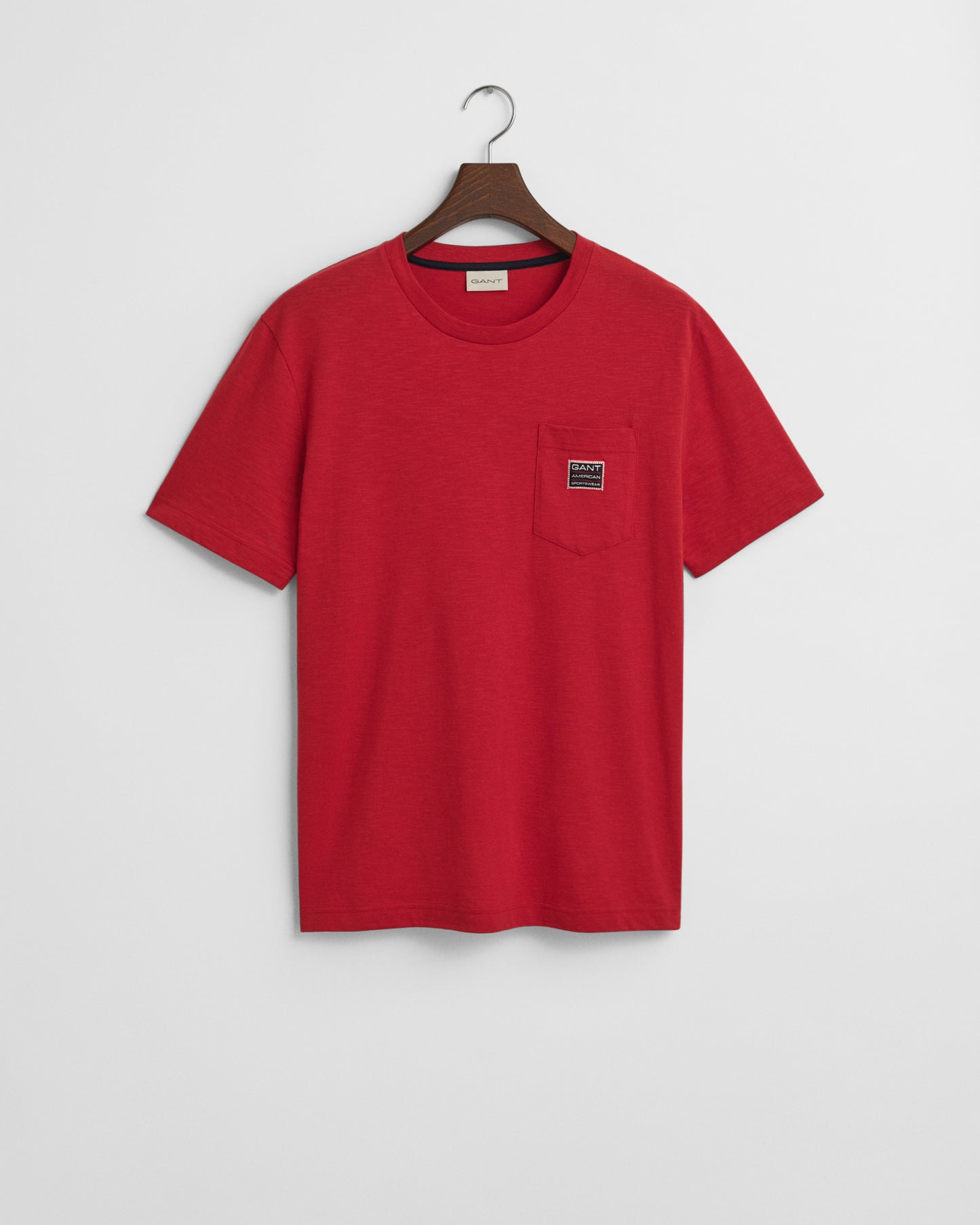 RUBY RED, POCKET SS T-SHIRT, FLAT-LAY BY GANT AU.