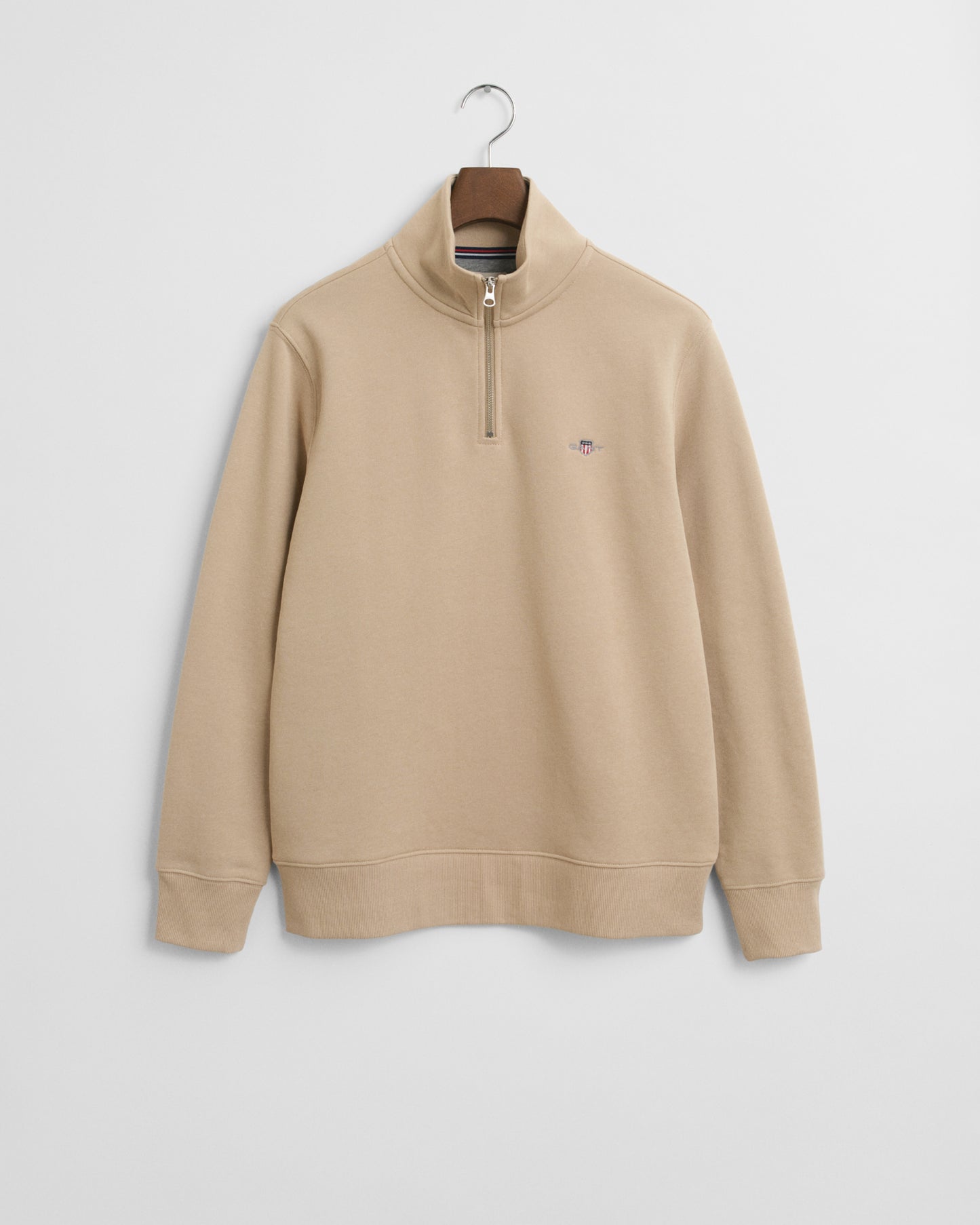 DRY SAND, REG SHIELD HALF ZIP SWEAT, FLAT-LAY BY GANT AU.