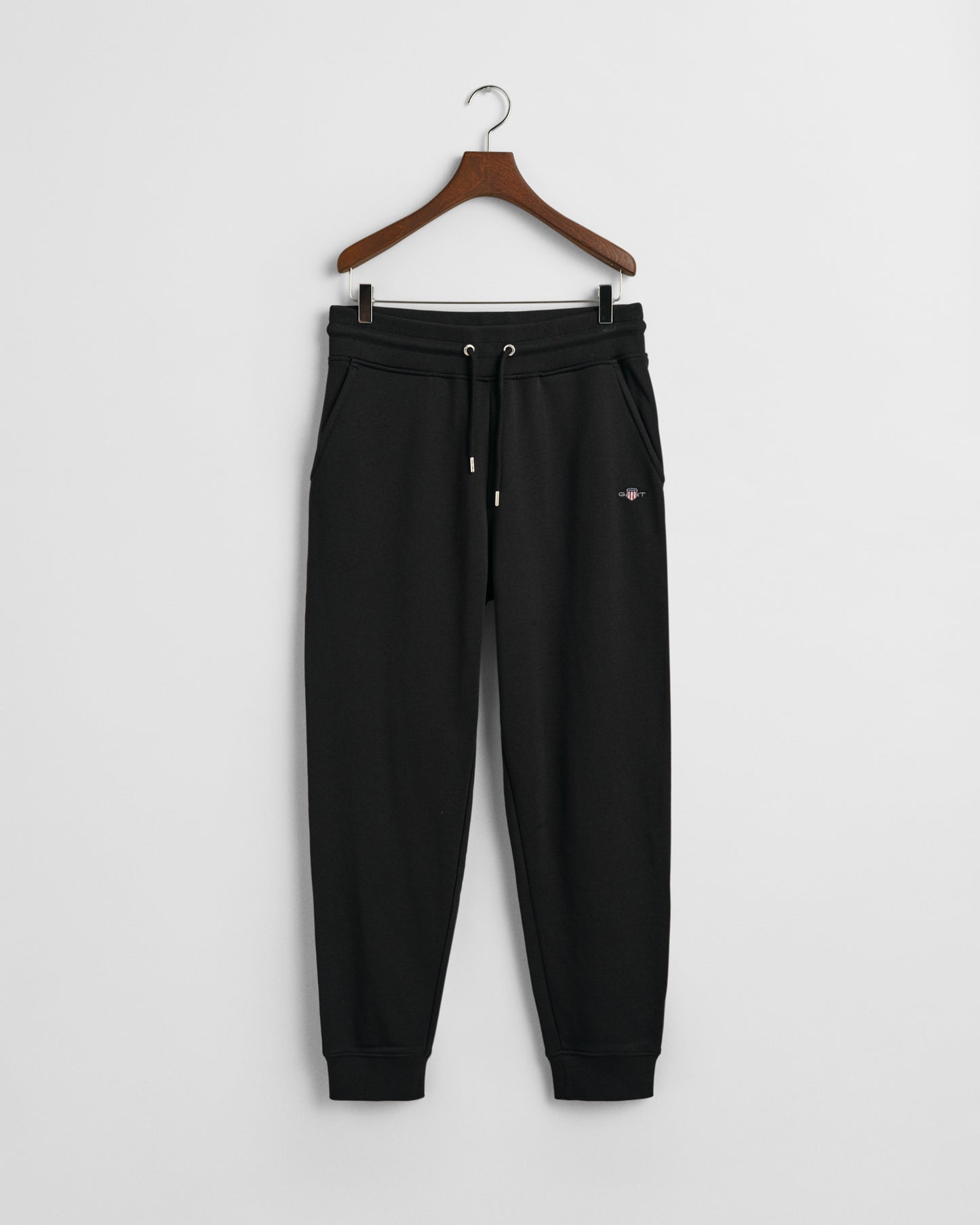 BLACK, REG SHIELD SWEATPANTS, FLAT-LAY BY GANT AU.