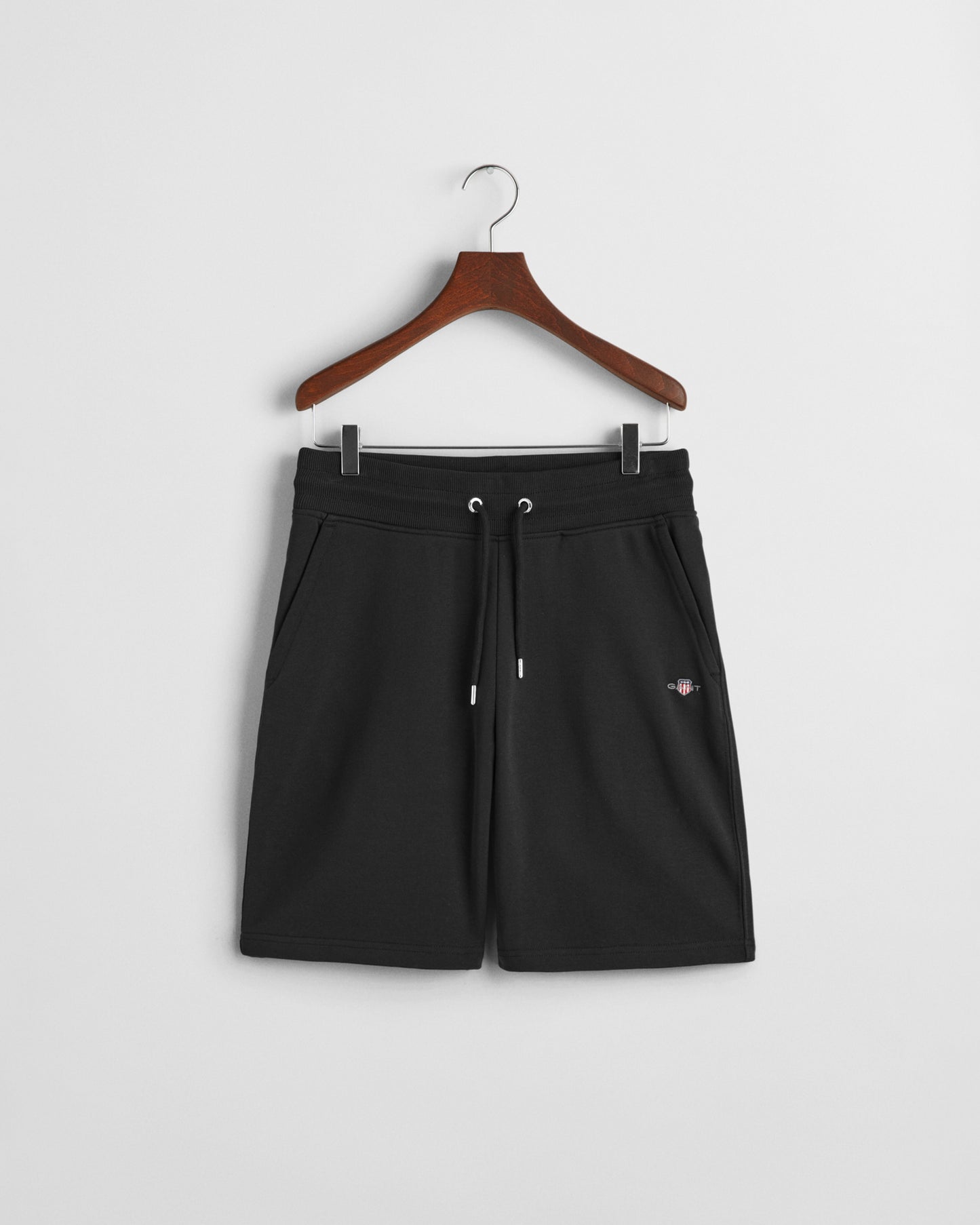 BLACK, REG SHIELD SWEAT SHORTS, FRONT-VIEW BY GANT AU.