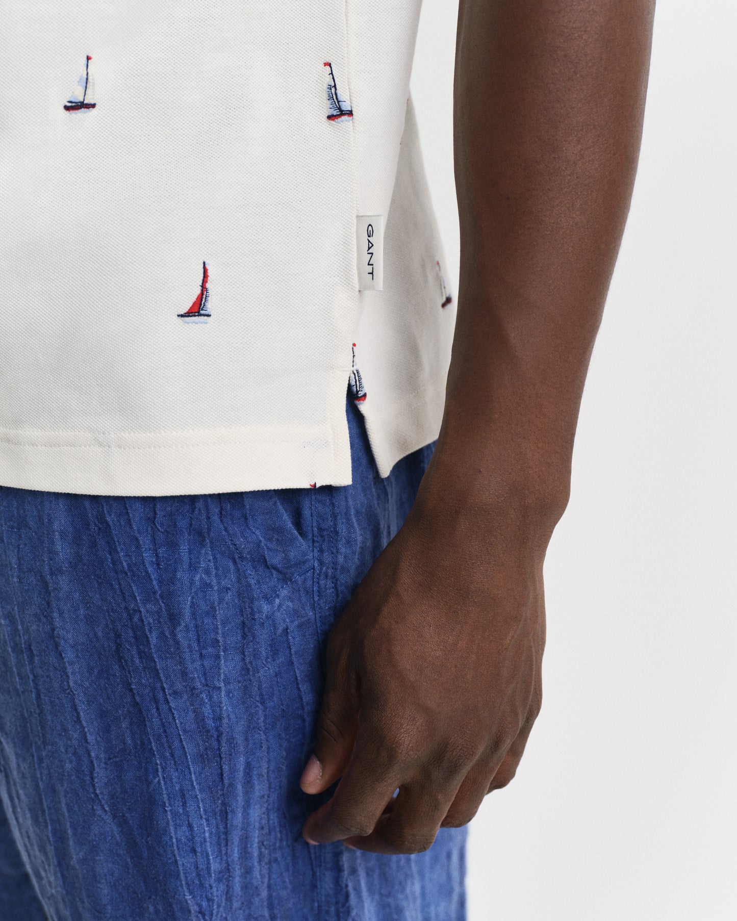 CREAM, EMBROIDERED GRAPHIC POLO, CLOSE-UP BY GANT AU.