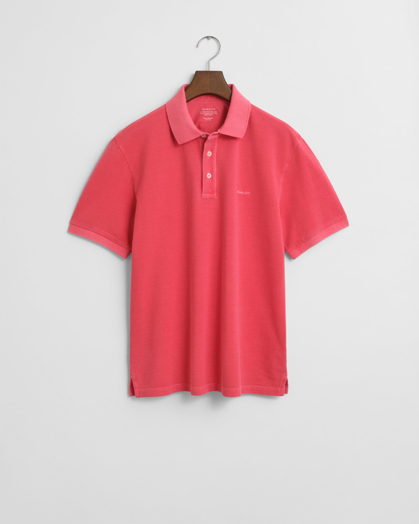 WATERMELON RED, SUNFADED SS POLO, FLAT-LAY BY GANT AU.