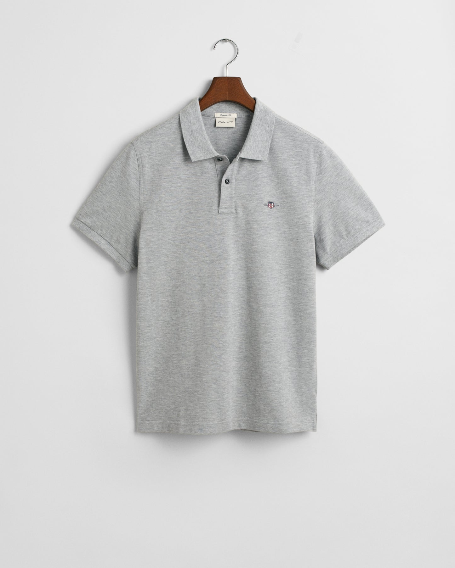GREY MELANGE, REG SHIELD SS PIQUE POLO, FLAT-LAY BY GANT AU.