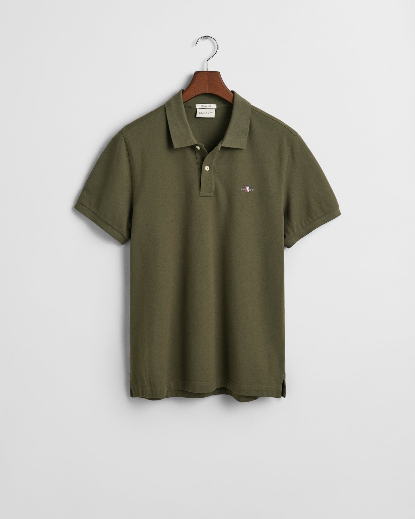 JUNIPER GREEN, REG SHIELD SS PIQUE POLO, FLAT-LAY BY GANT AU.