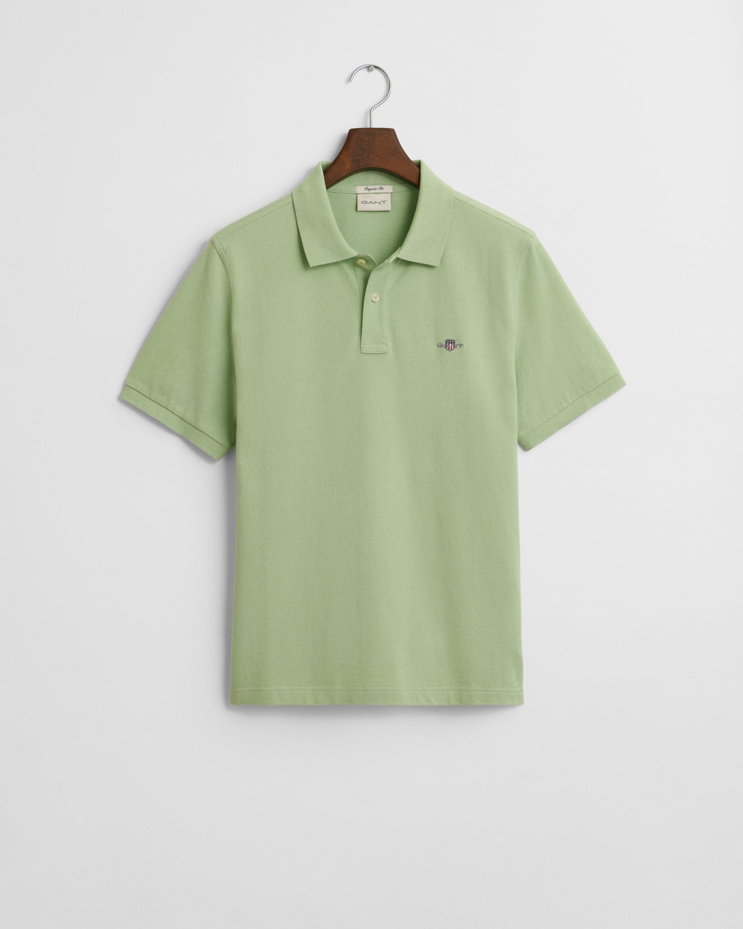 APPLE GREEN, REG SHIELD SS PIQUE POLO, FLAT-LAY BY GANT AU.
