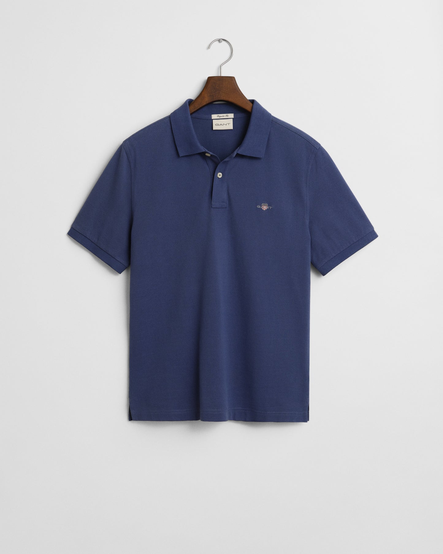 DUSTY NAVY, REG SHIELD SS PIQUE POLO, FLAT-LAY BY GANT AU.