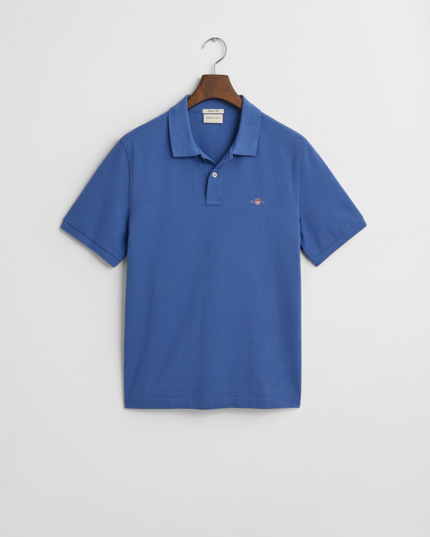 RICH BLUE, REG SHIELD SS PIQUE POLO, FLAT-LAY BY GANT AU.