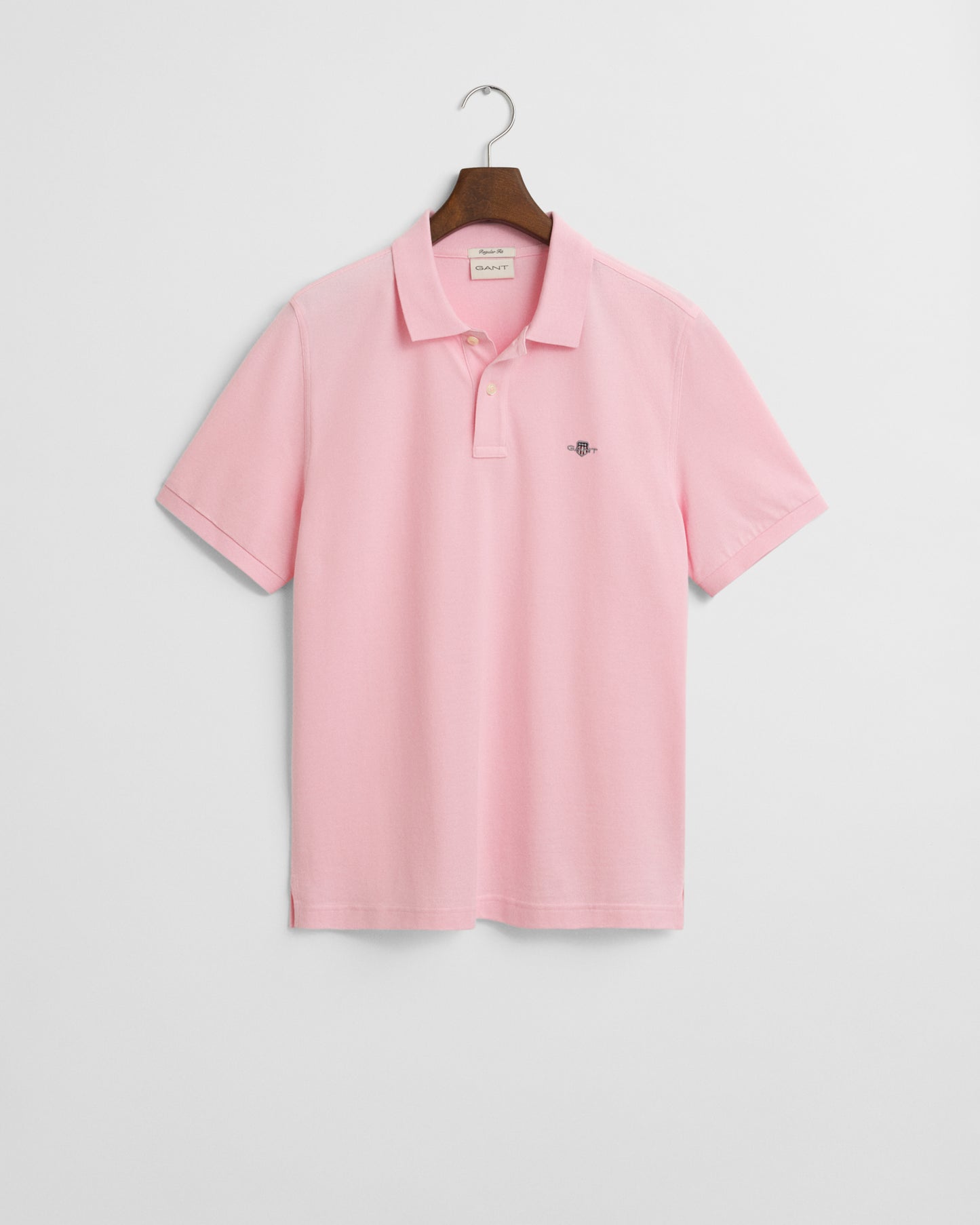 CALIFORNIA PINK, REG SHIELD SS PIQUE POLO, FLAT-LAY BY GANT AU.