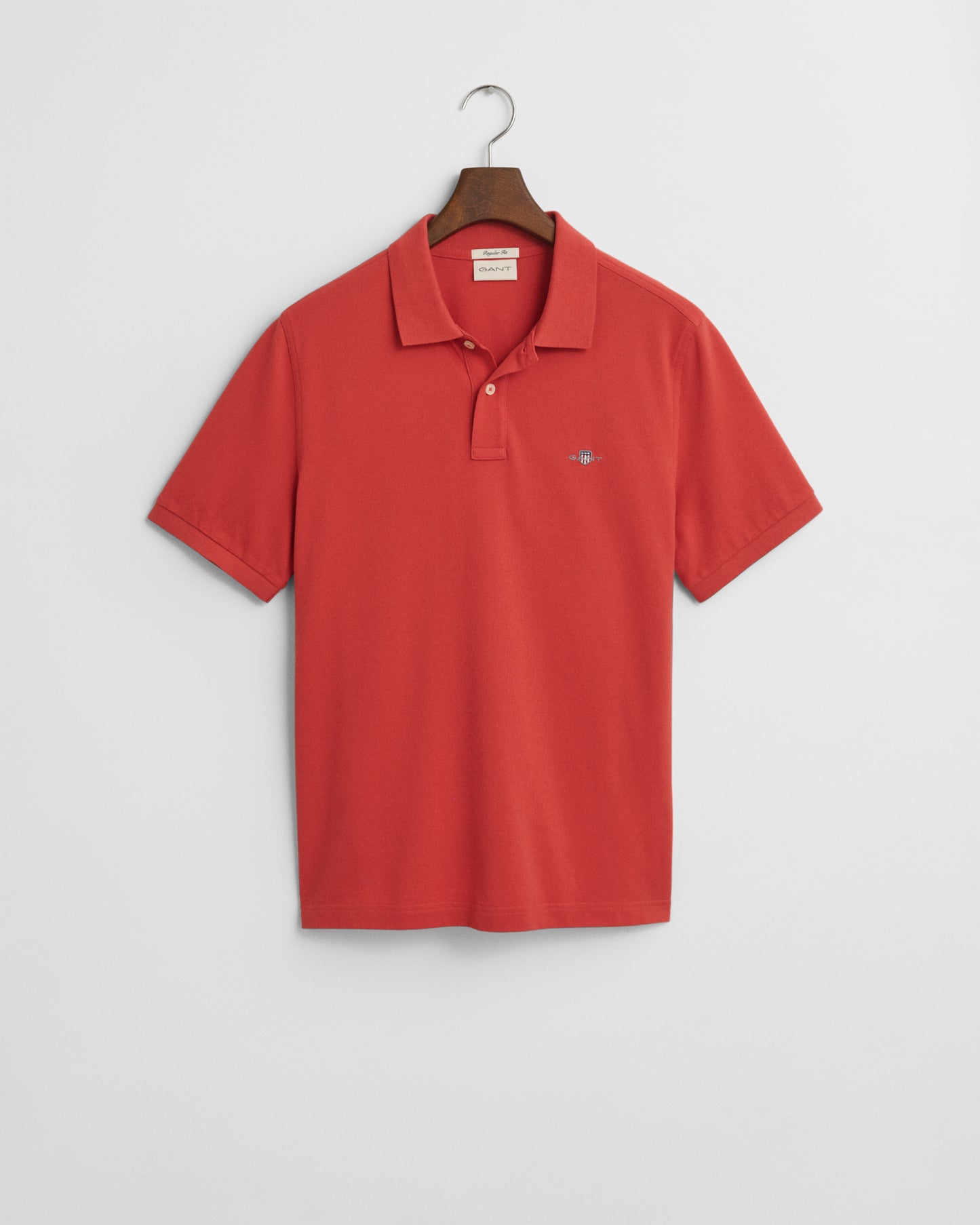 BRICK RED, REG SHIELD SS PIQUE POLO, FLAT-LAY BY GANT AU.