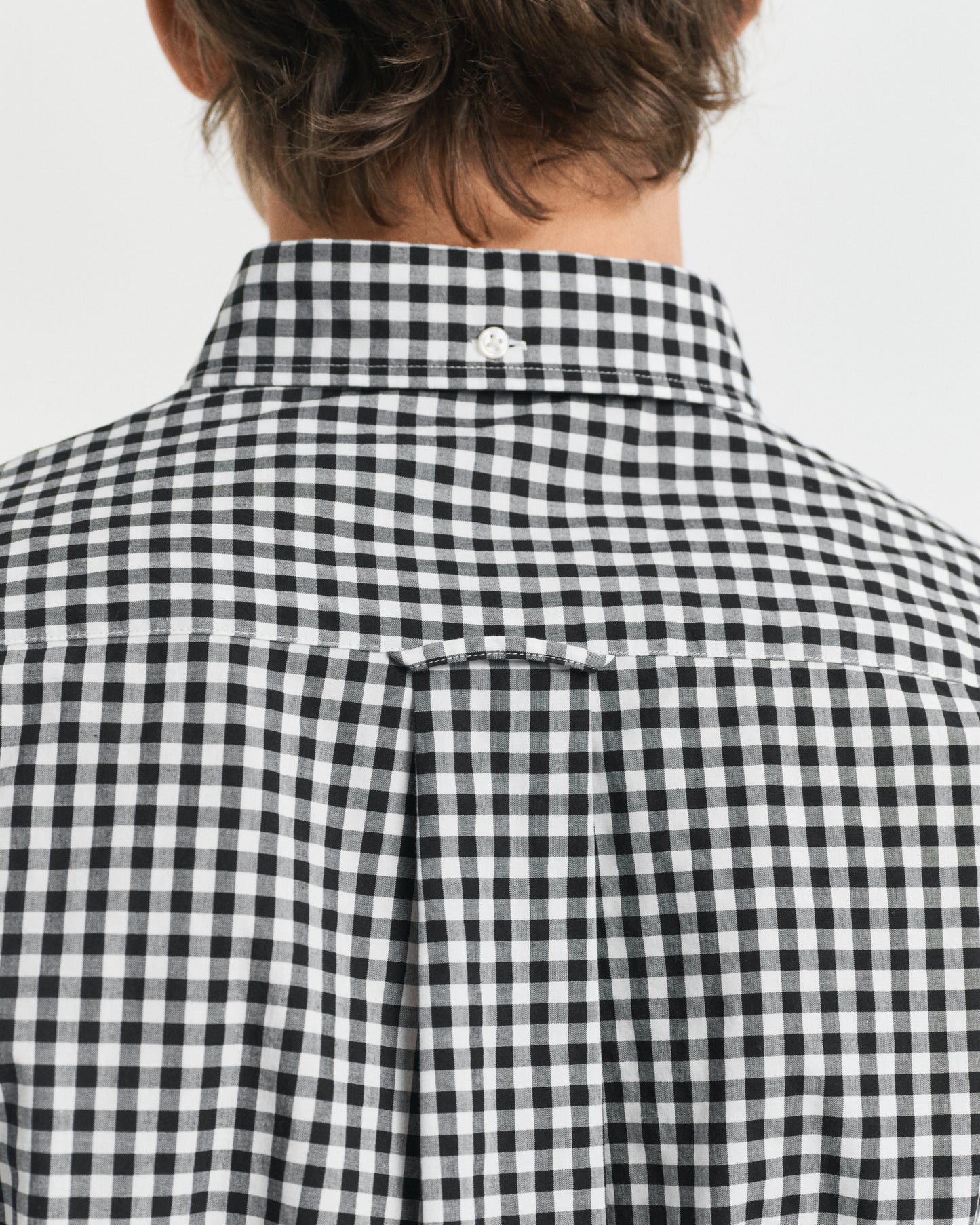 MODEL WEARING REG CLASSIC POPLIN GINGHAM SHIRT